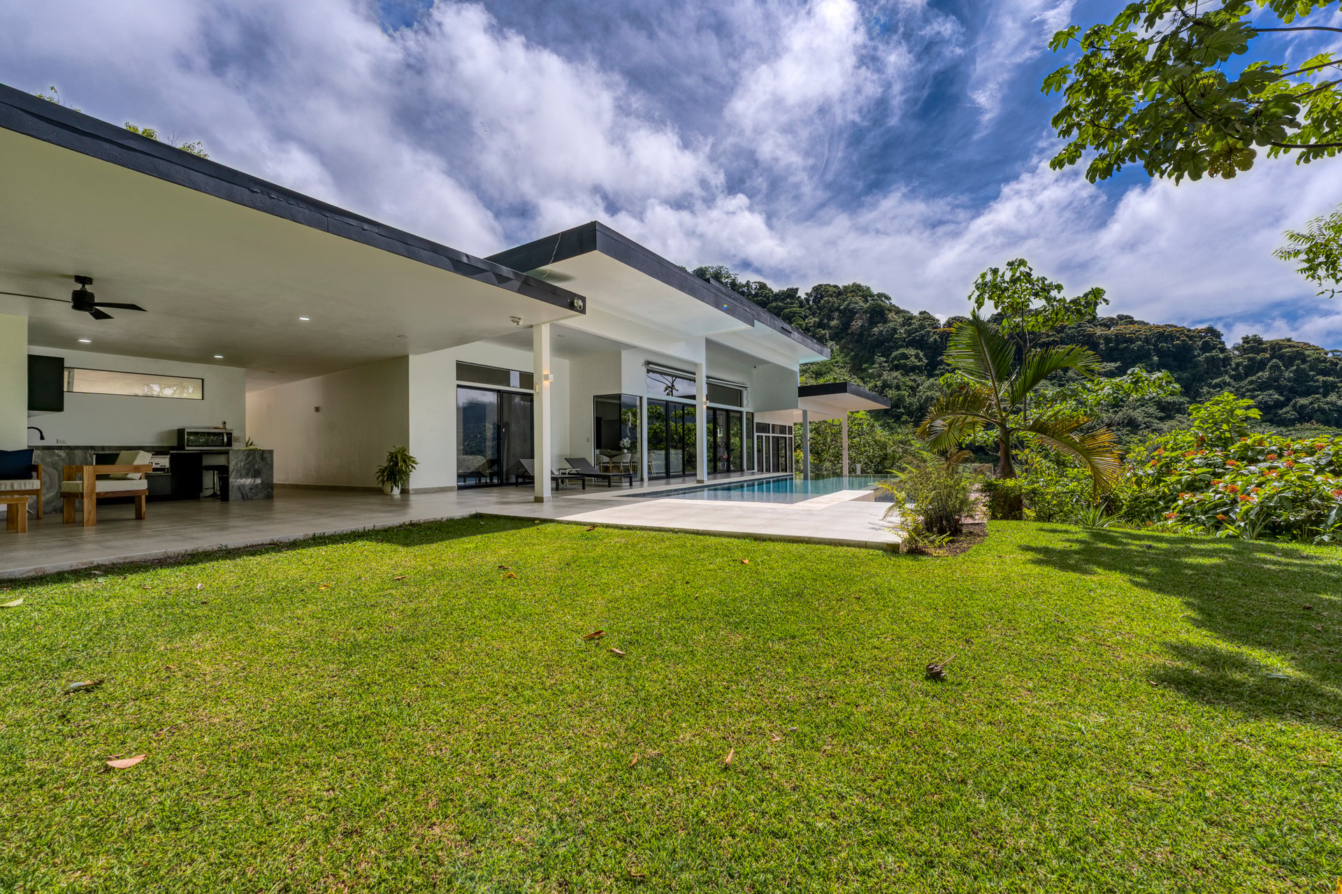 Casa Nueva Vida with Ocean Views & Dual Edge Infinity Pool