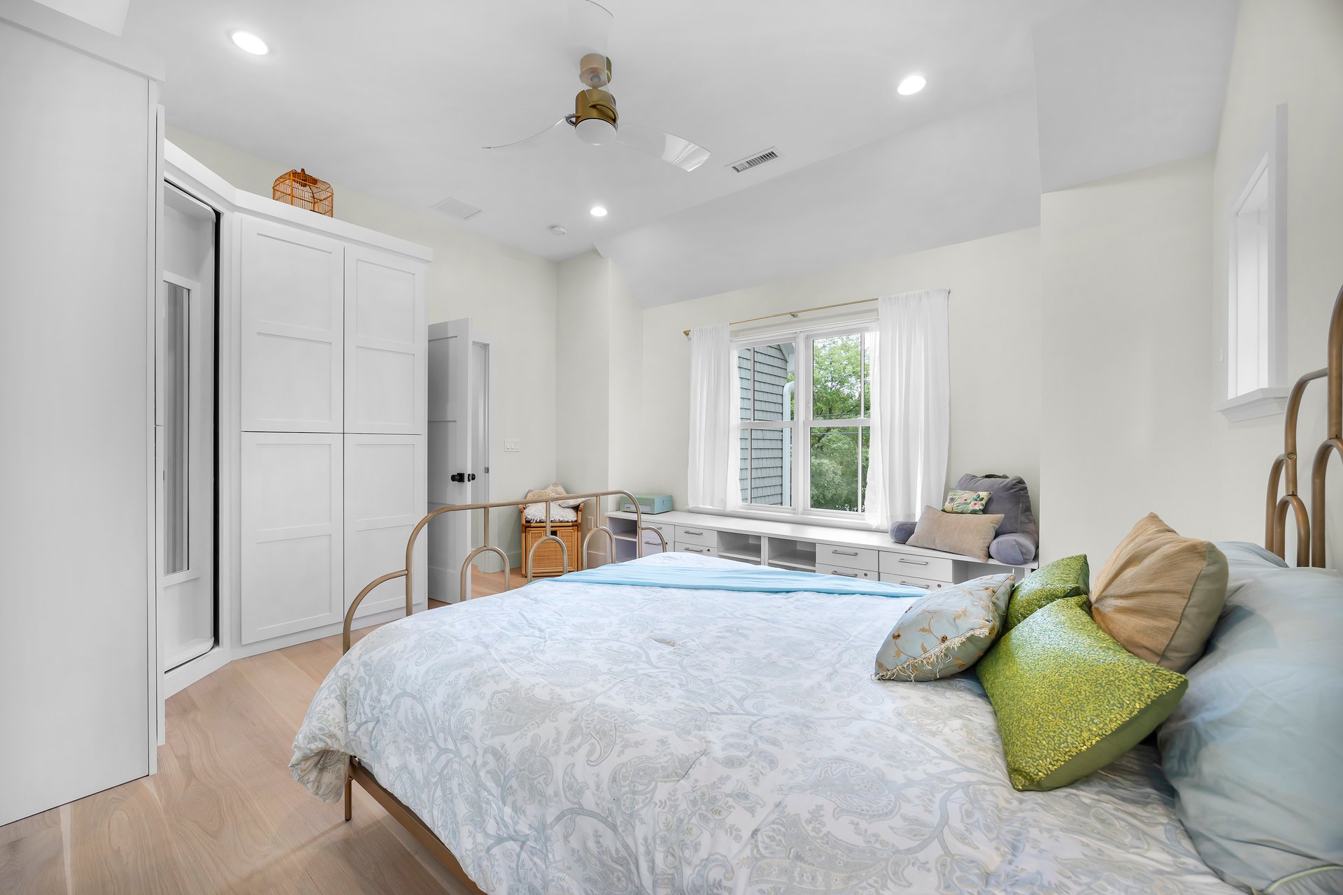 Pristine University Area Colonial