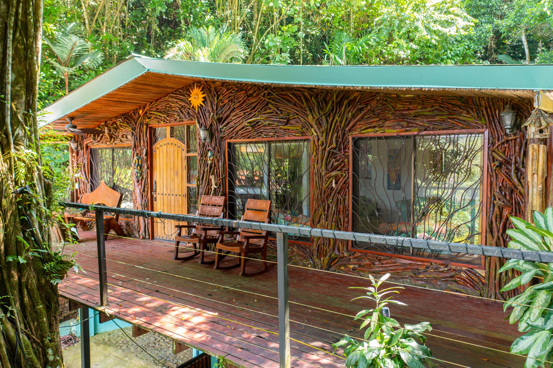 0.15 ACRES – 2 Bedroom Artistic River Home In The Rainforest!!!