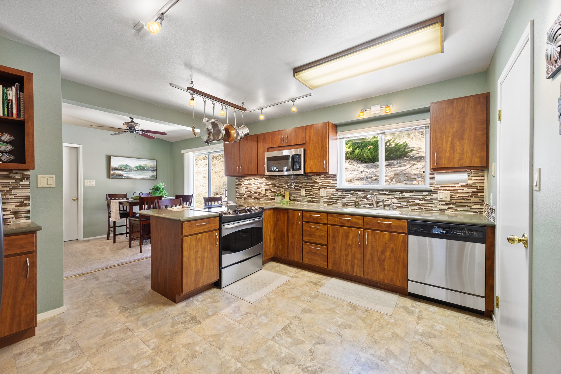Panoramic Mountain Views in West Golden Hills — 21725 Mountain Drive, Tehachapi