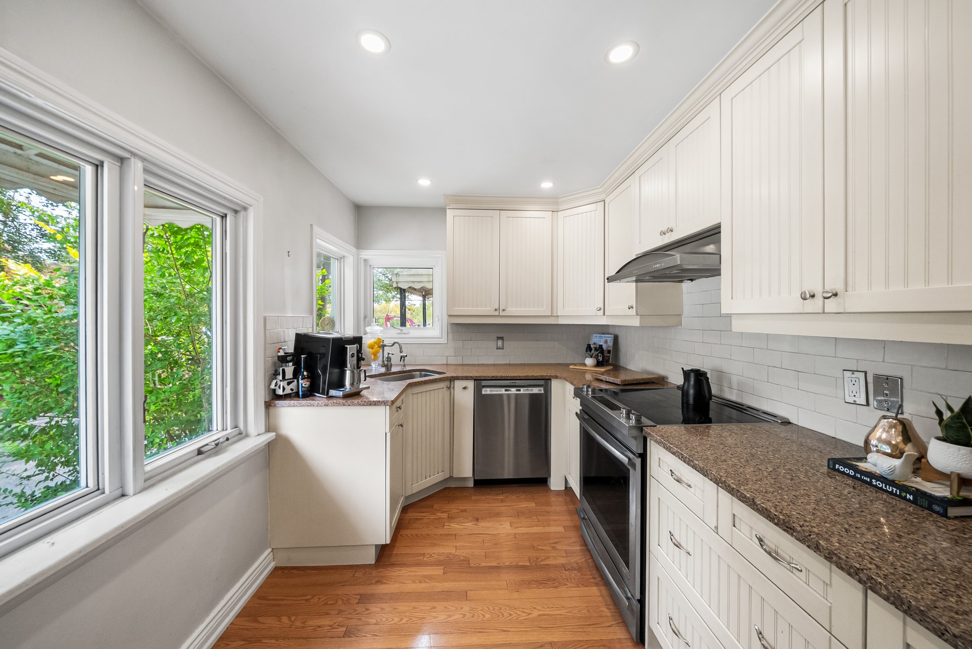 1141 Lakeshore Rd W