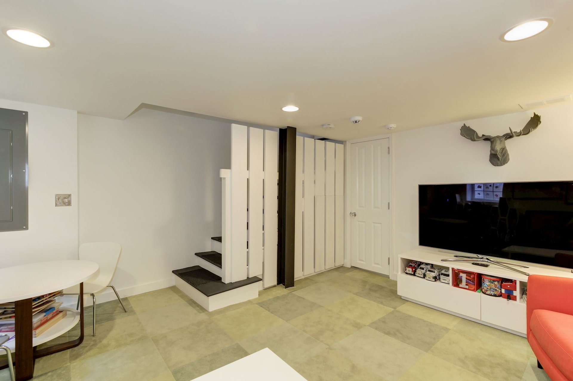 2433 Davis Ave