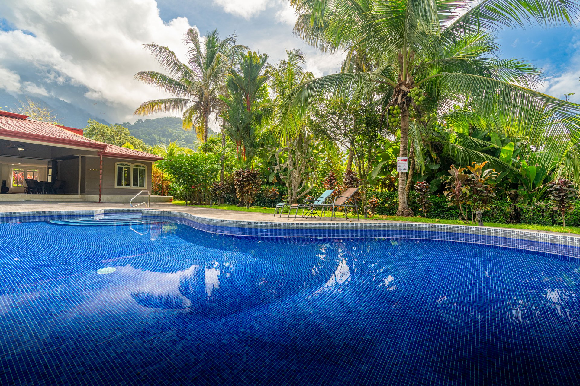 Casa Luna, 3bed /3bath Private Oasis, Convenient Location