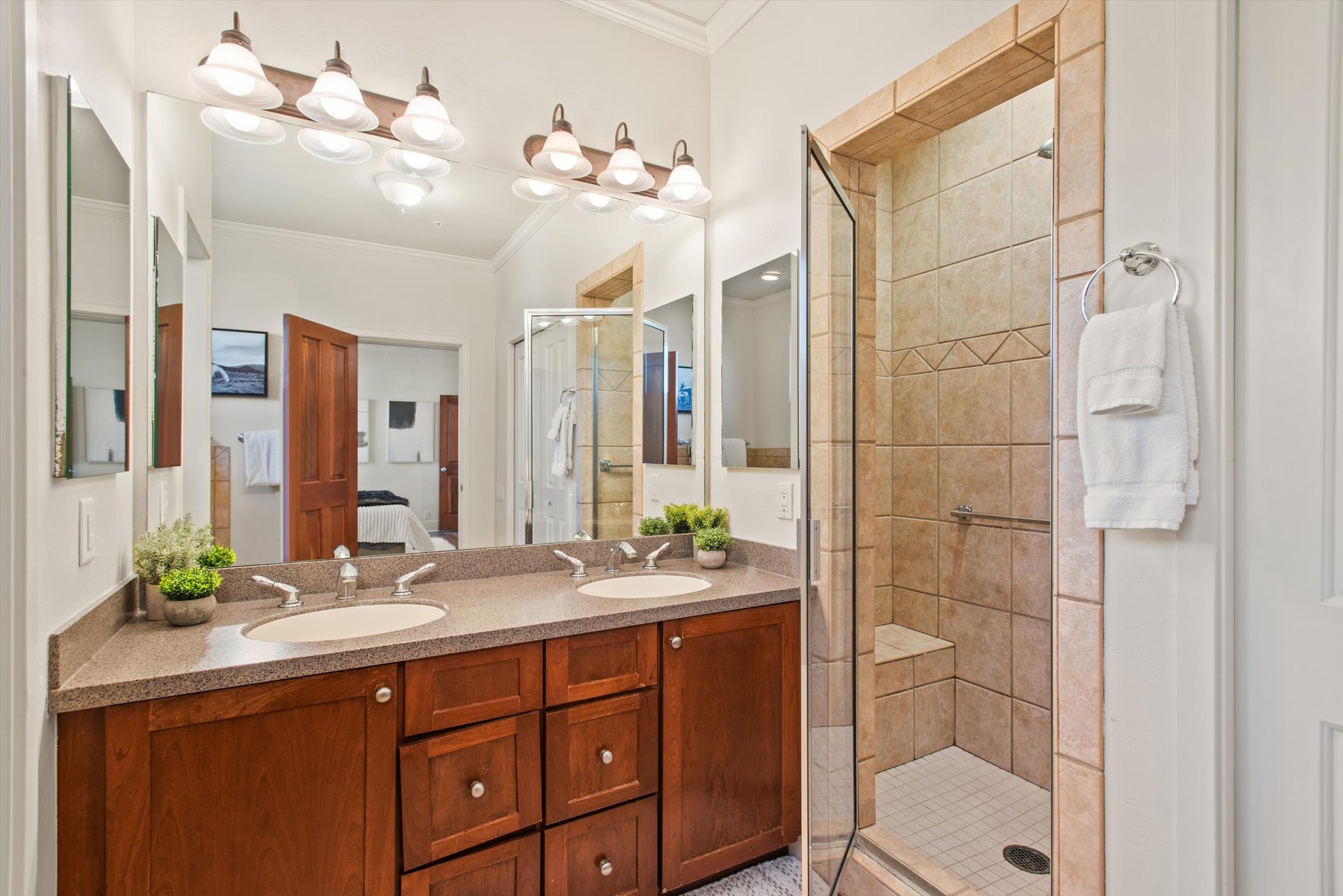 Bright and Stylish Townhome in the Heart of Willits