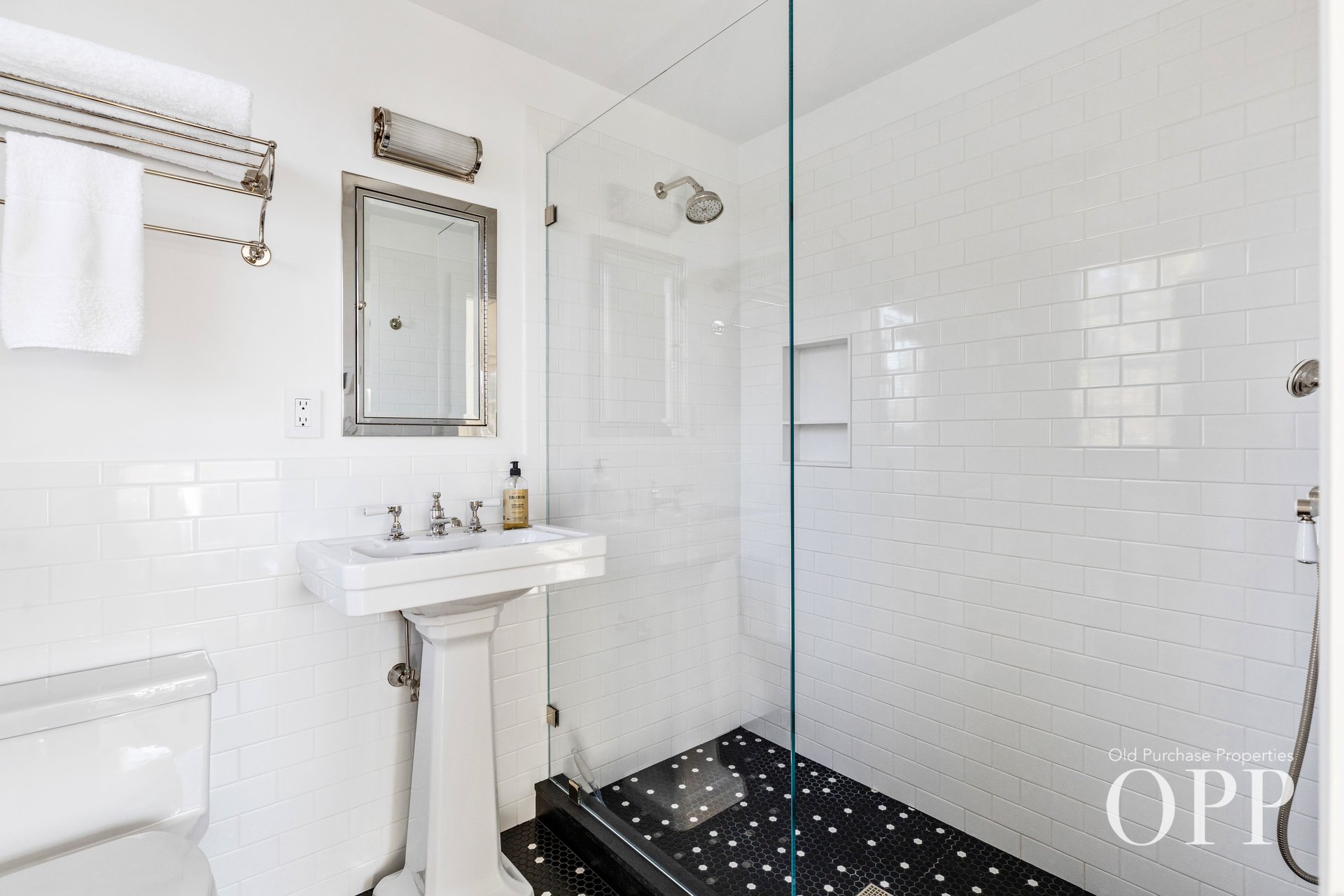 A REFINED BELLPORT RETREAT