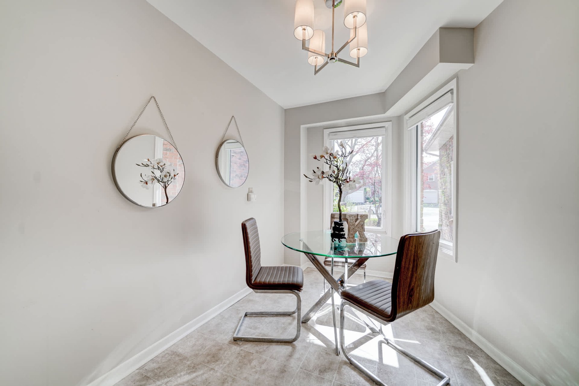 1087 Runnymead Cres