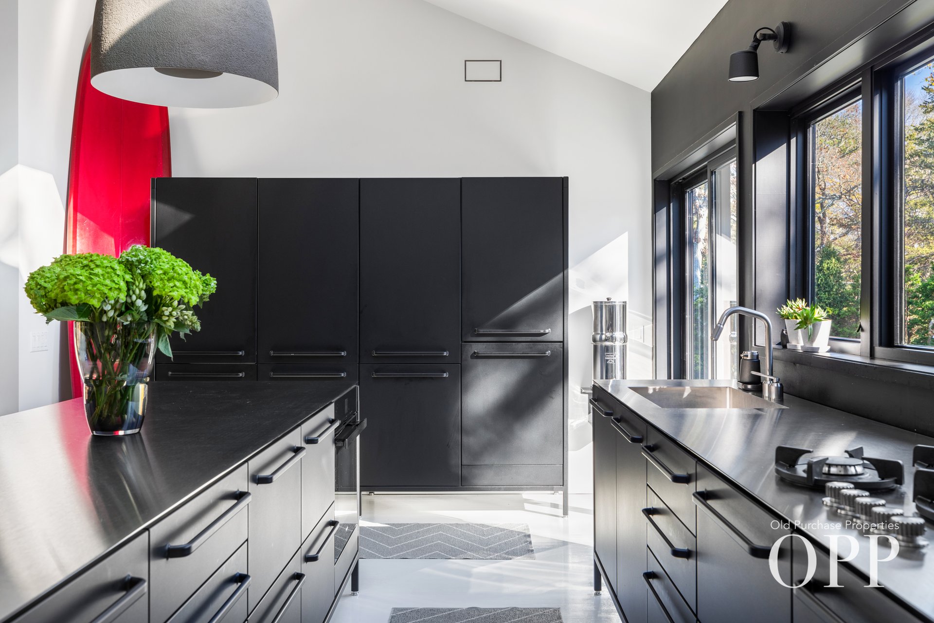 A SUNLIT RETREAT IN PICTURESQUE LOCATION