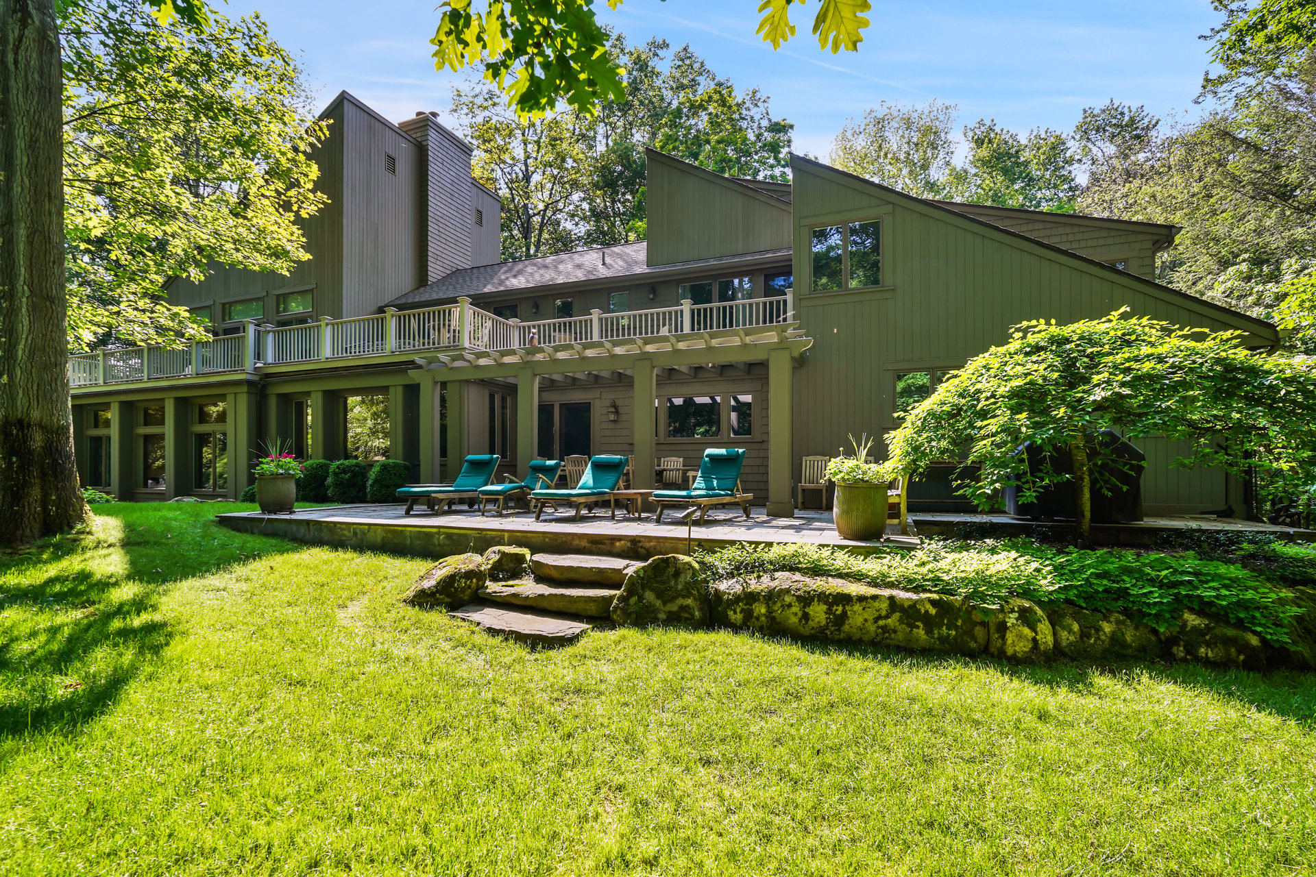 17 Eastwoods Road