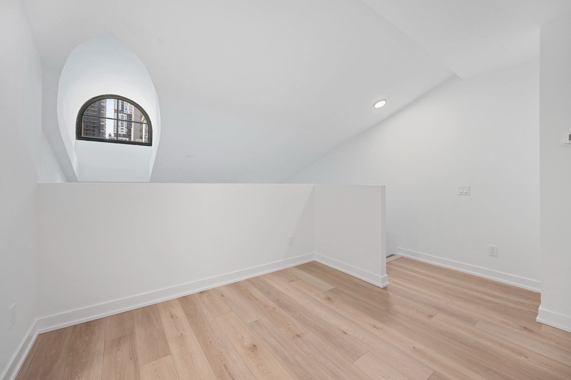 327 King Street W Unit: 306