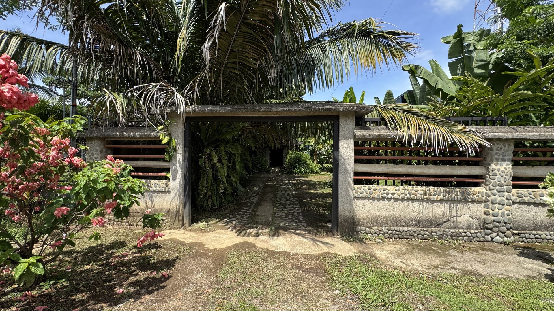2 Commercial Property in the Heart of Uvita with an existing Home.  