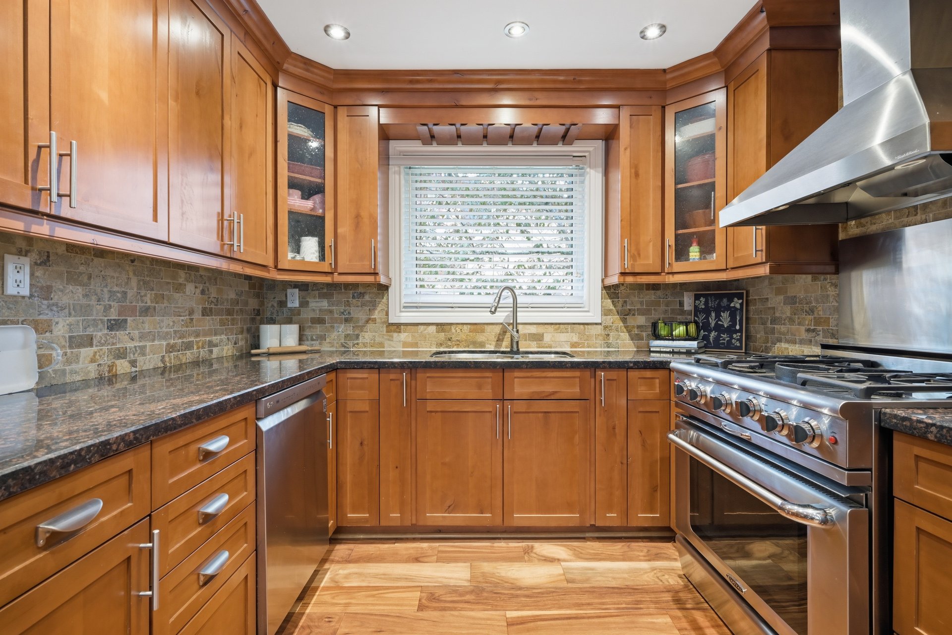 Spacious River Oaks Backsplit