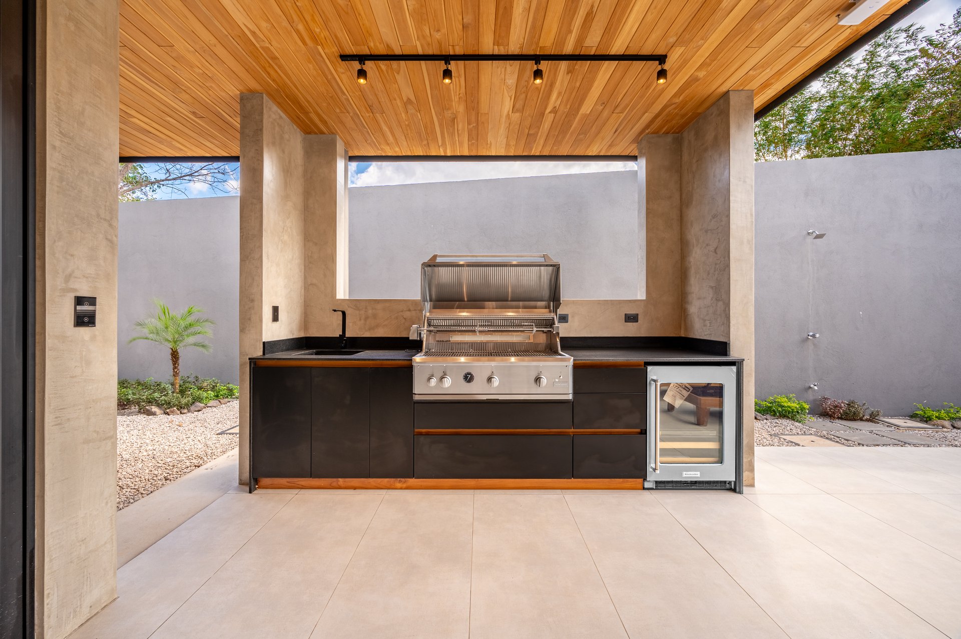 Casa Uchuva | Architectural Harmony of Wood, Stone, and Light