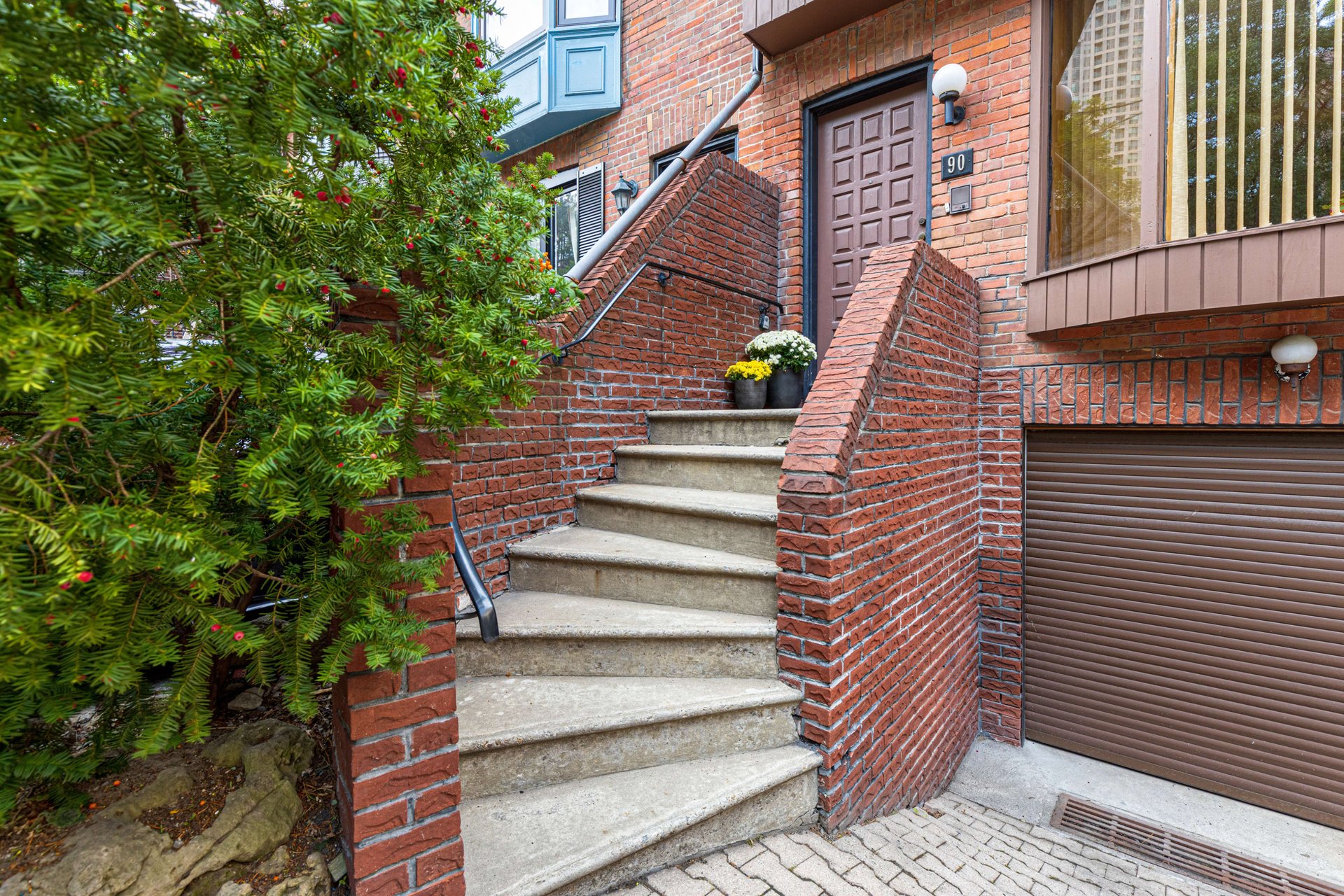 Retro Semi Steps to Yorkville