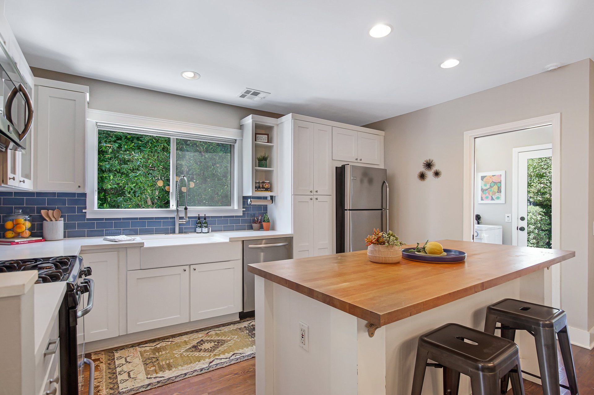 BEAUTIFUL & BRIGHT circa-1920's Craftsman "Cal-Bungalow" Home in Larchmont Village.