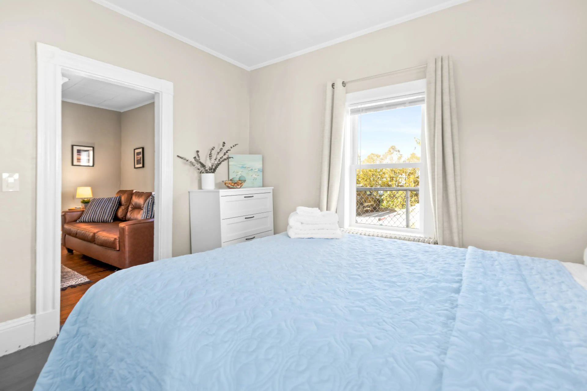 First Floor Apartment Near the Cliff Walk and More