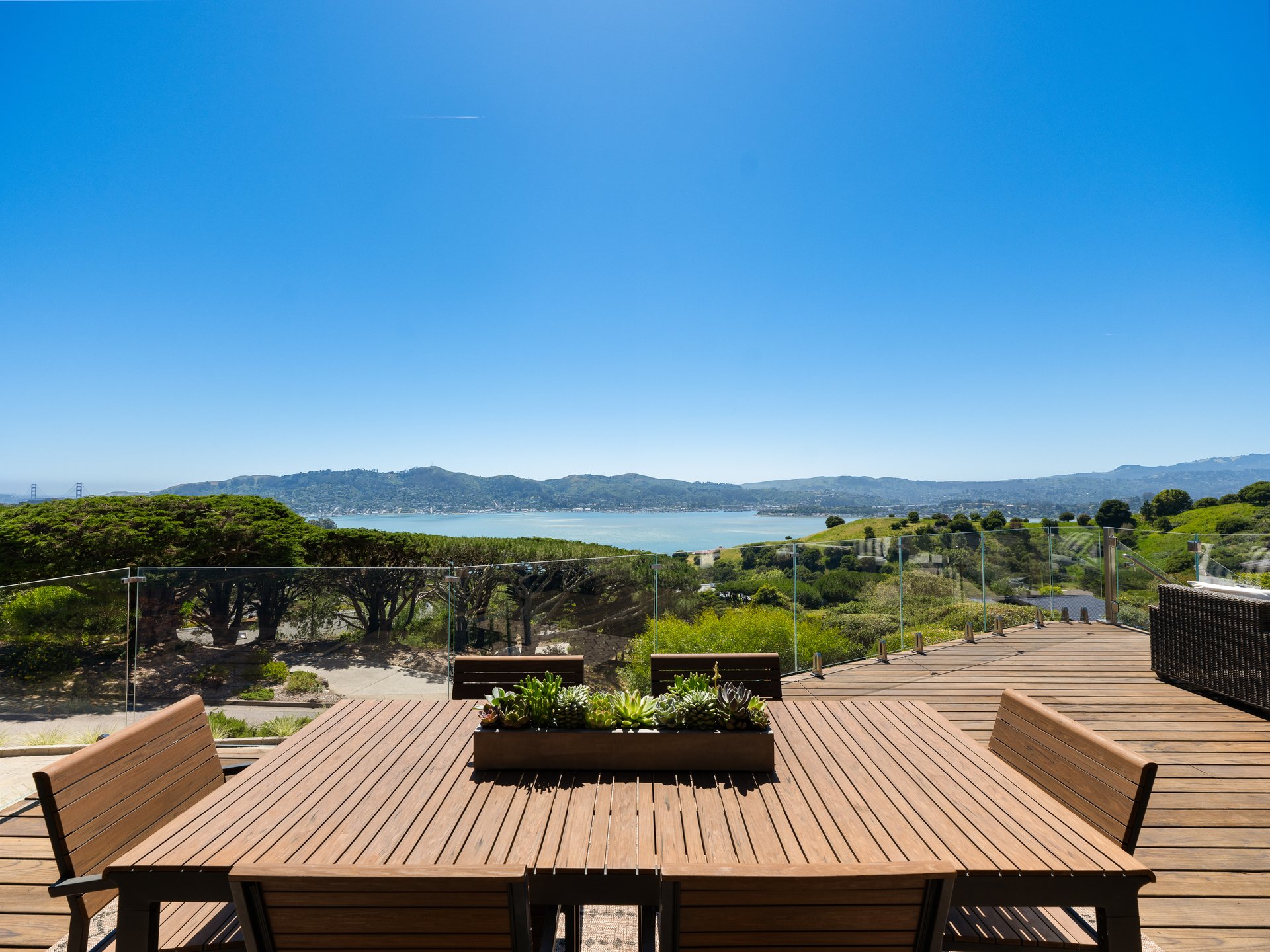 Stylish and Chic Mount Tiburon Retreat 