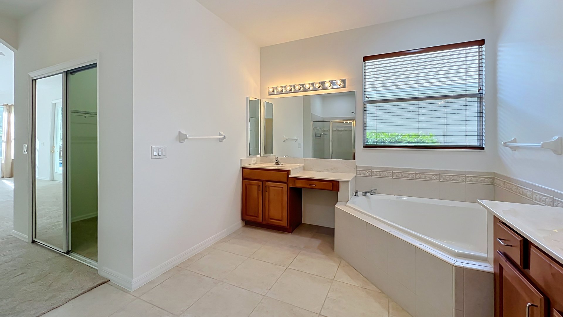 Orlando Vista Lakes 5-Bedroom 4-Bathroom Home and Lifestyle
