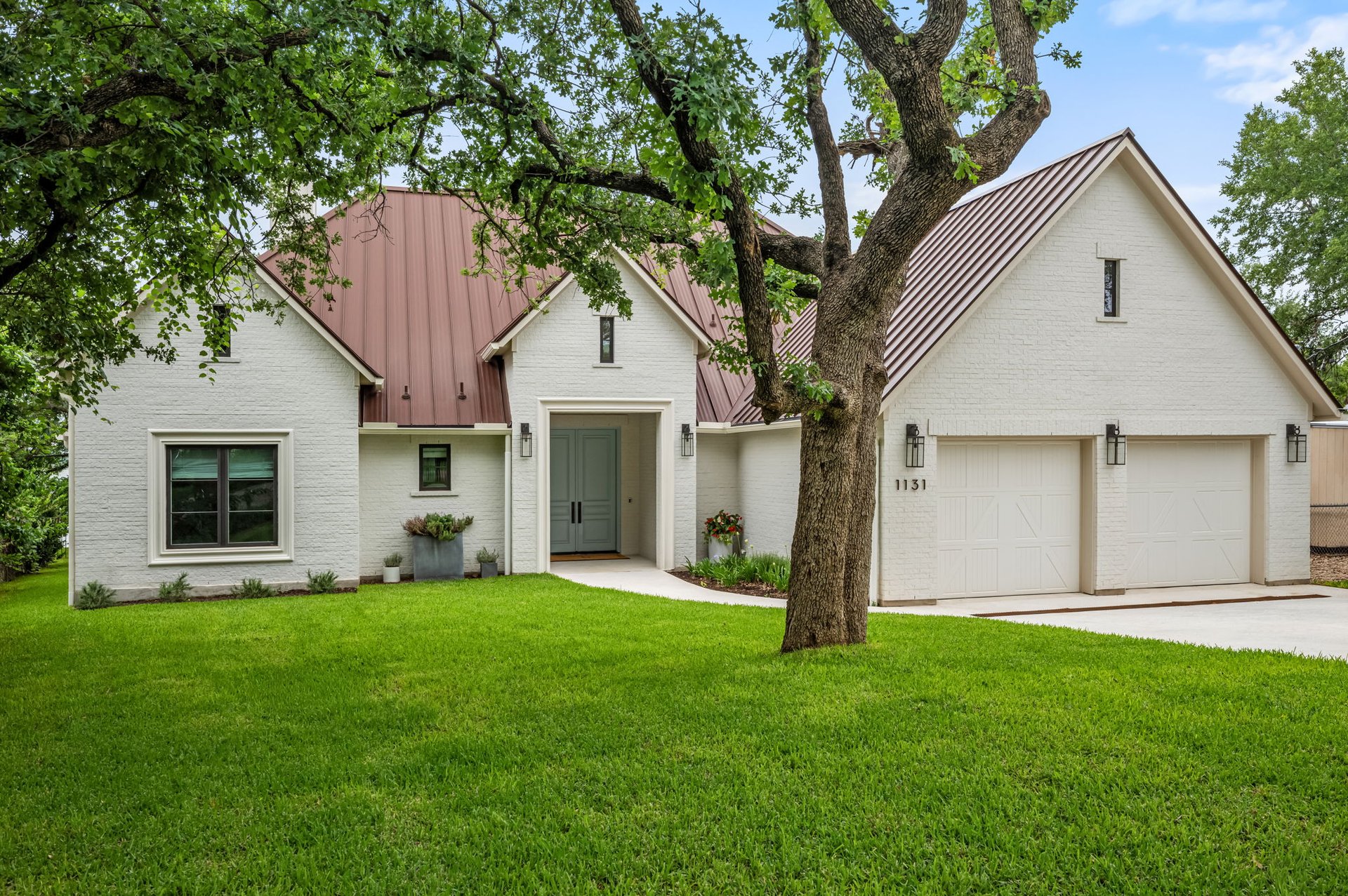 1131 N Shorewood Drive