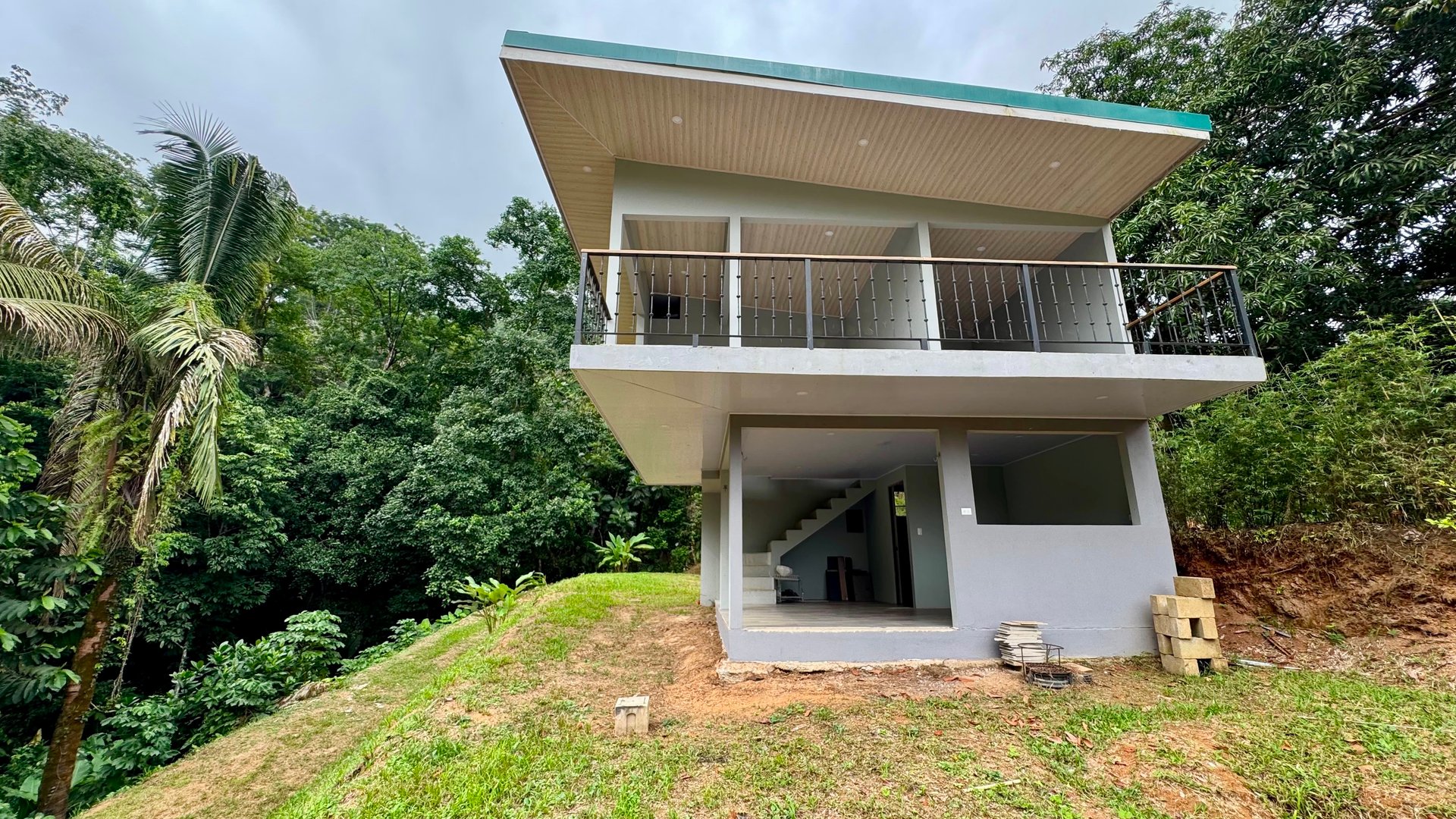 Investment Opportunity in Playa Hermosa – Fixer-Upper with Great Potential!