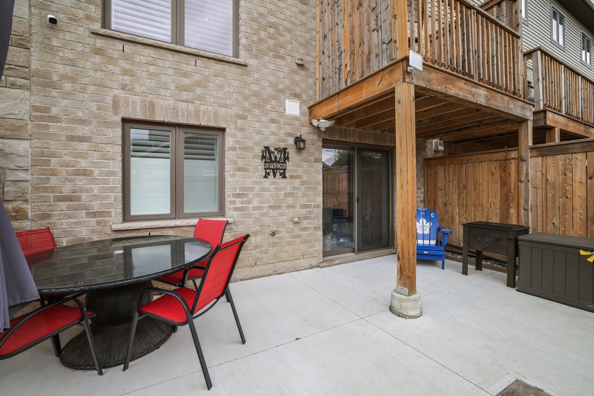 Beautifully updated END-UNIT townhome