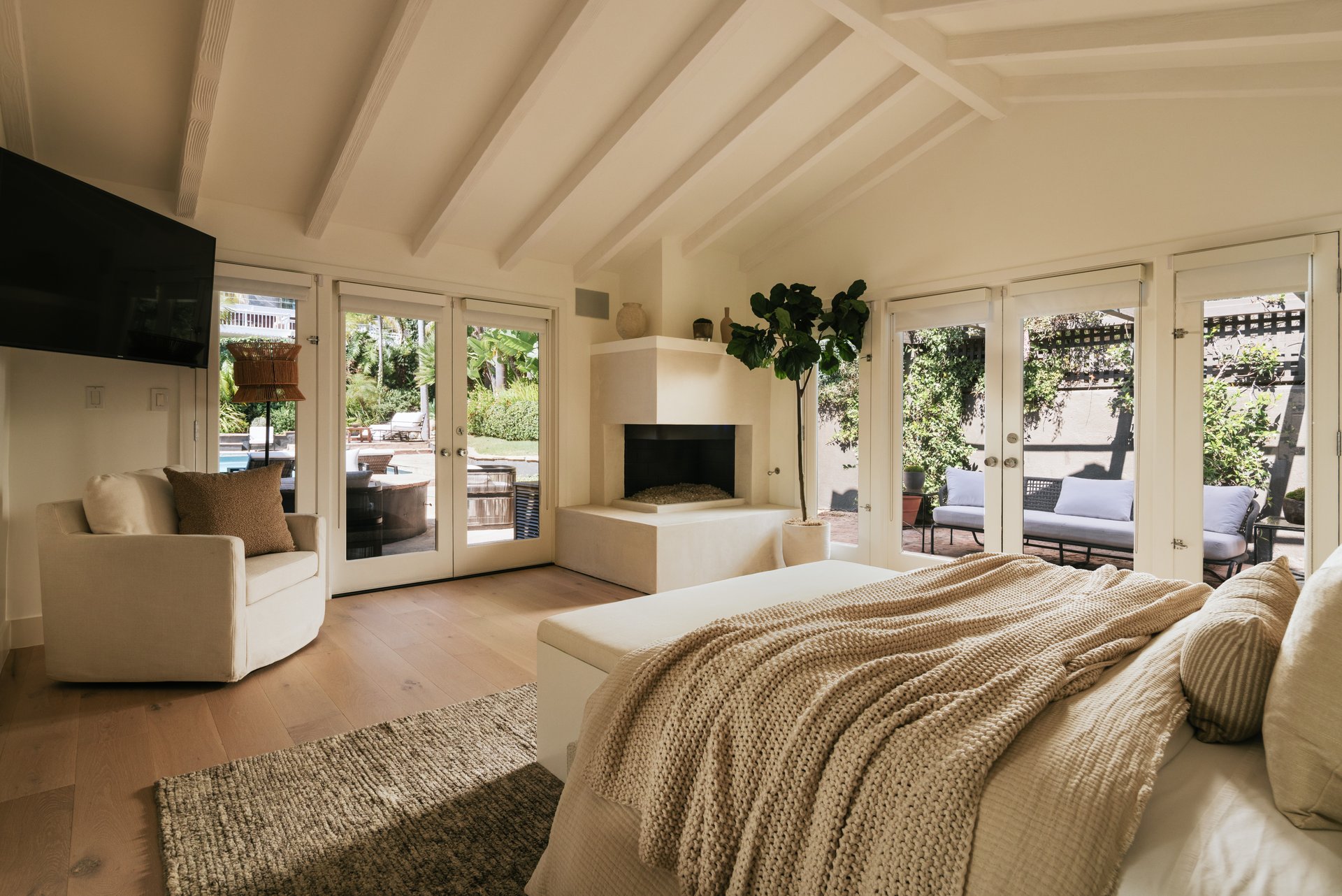 1744 N Doheny Dr