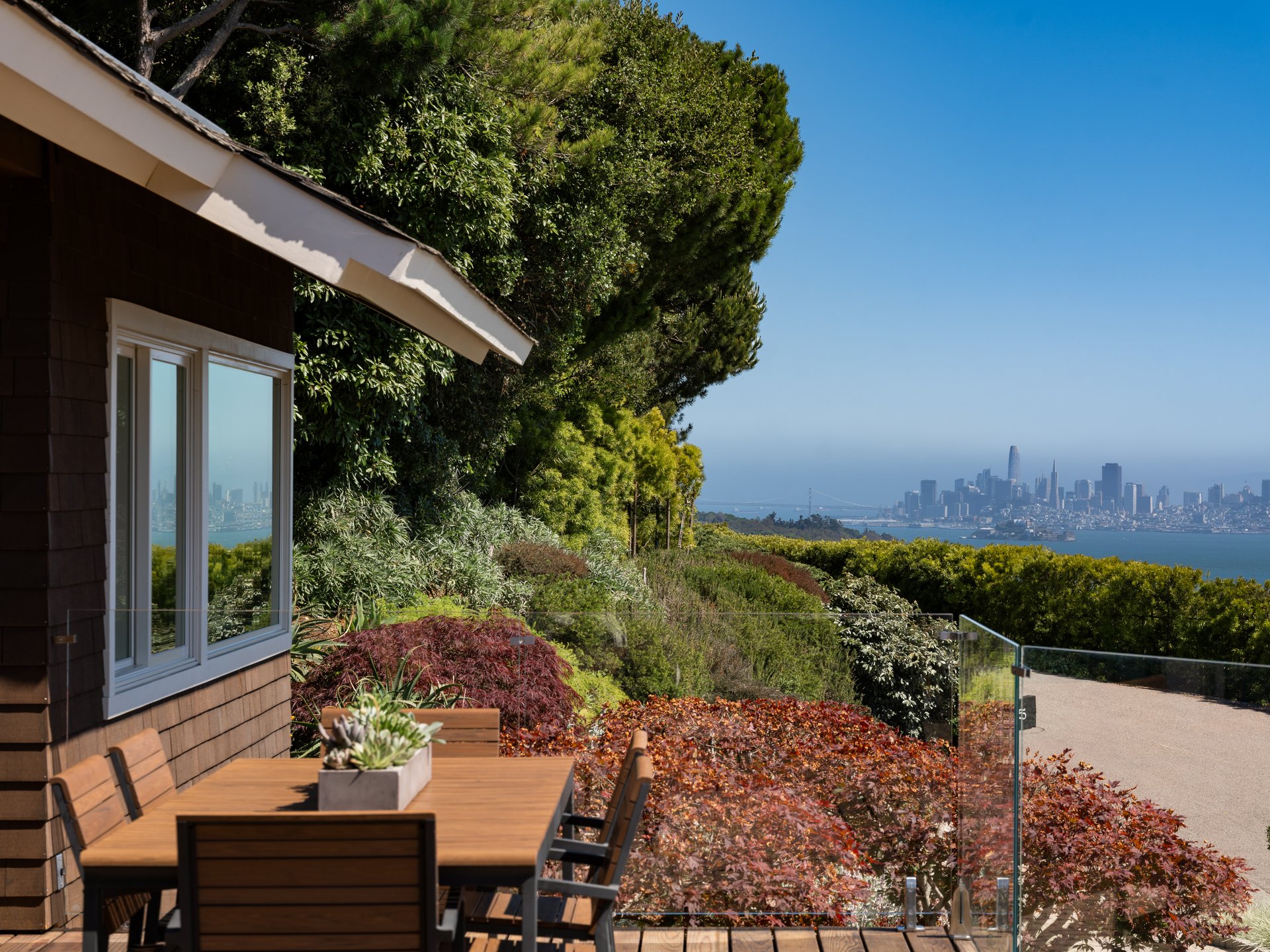 Stylish and Chic Mount Tiburon Retreat 