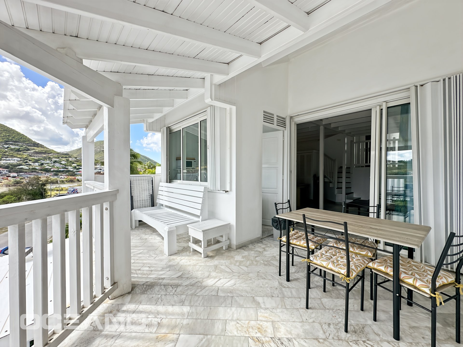 2 bedrooms with a sea view