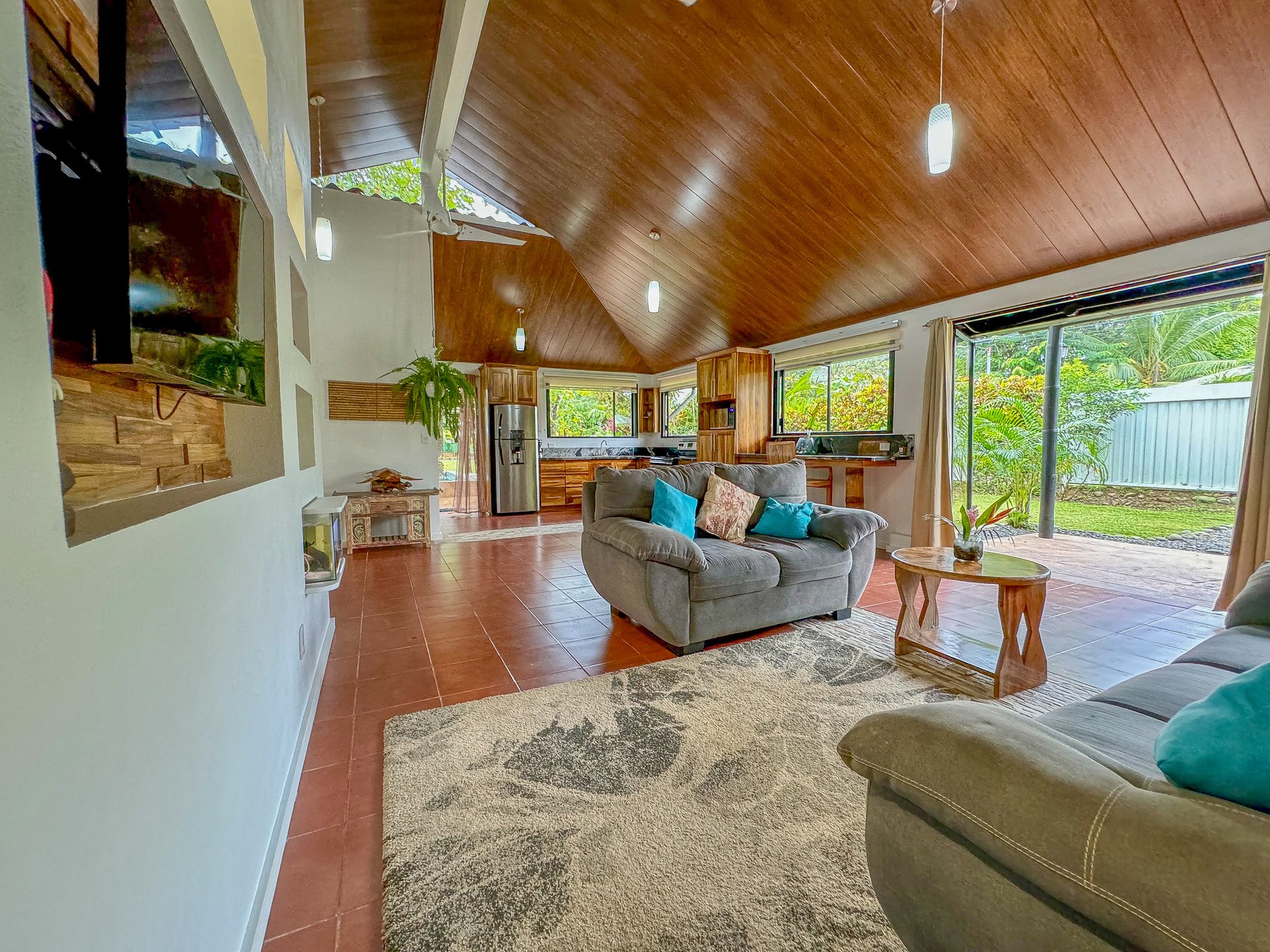 Contemporary 3-bed home surrounded by Uvita’s services and amenities but just a short stroll to tropical beaches