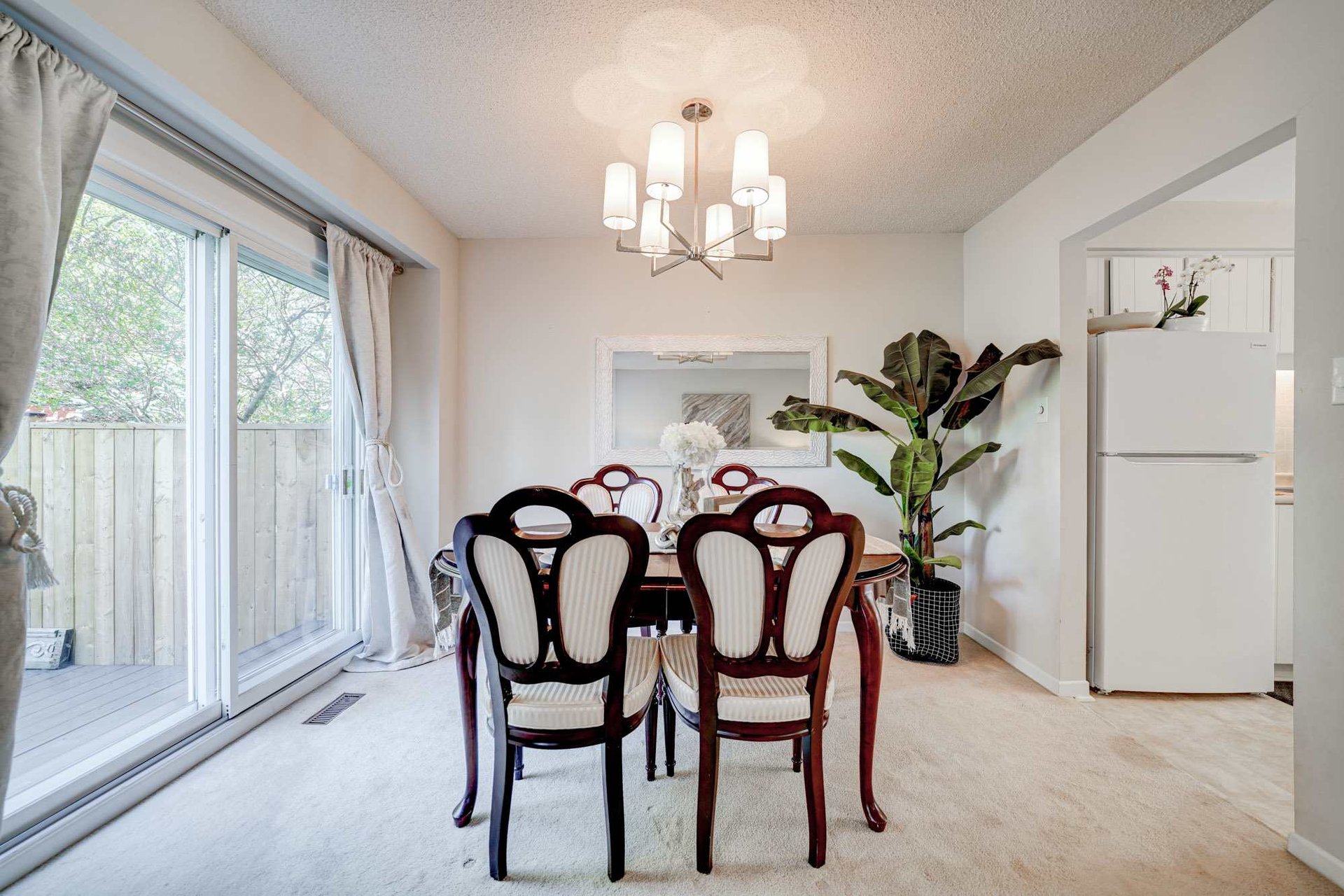 1087 Runnymead Cres