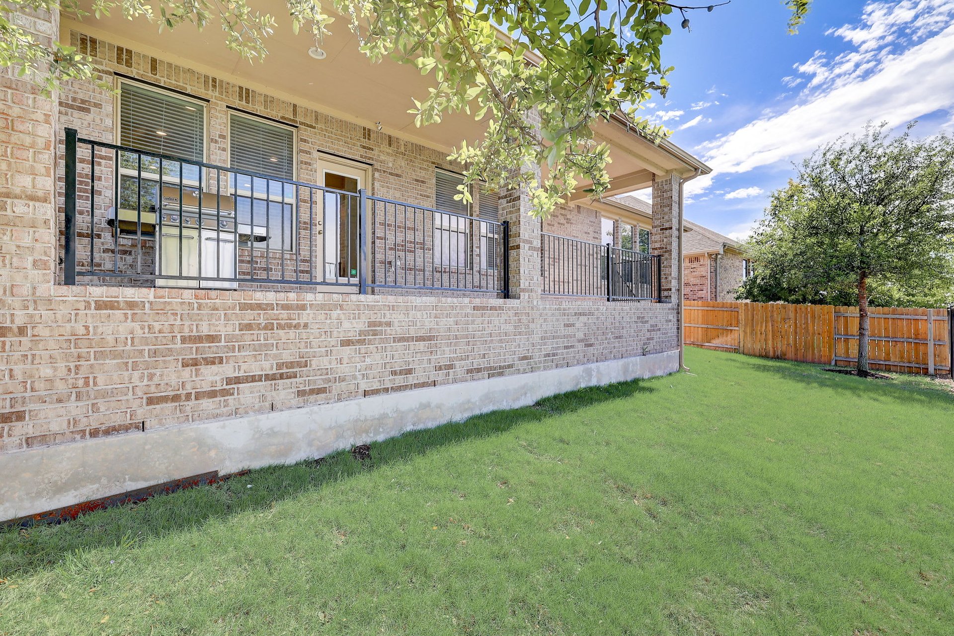 Charming single-story home in the desirable Paloma Lake in RR that backs to a greenbelt!