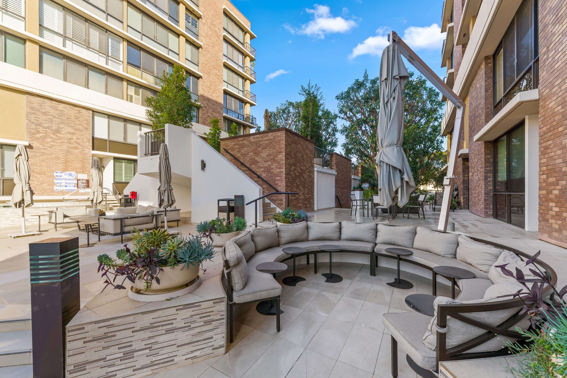 211 S Spalding Dr #N202, Beverly Hills