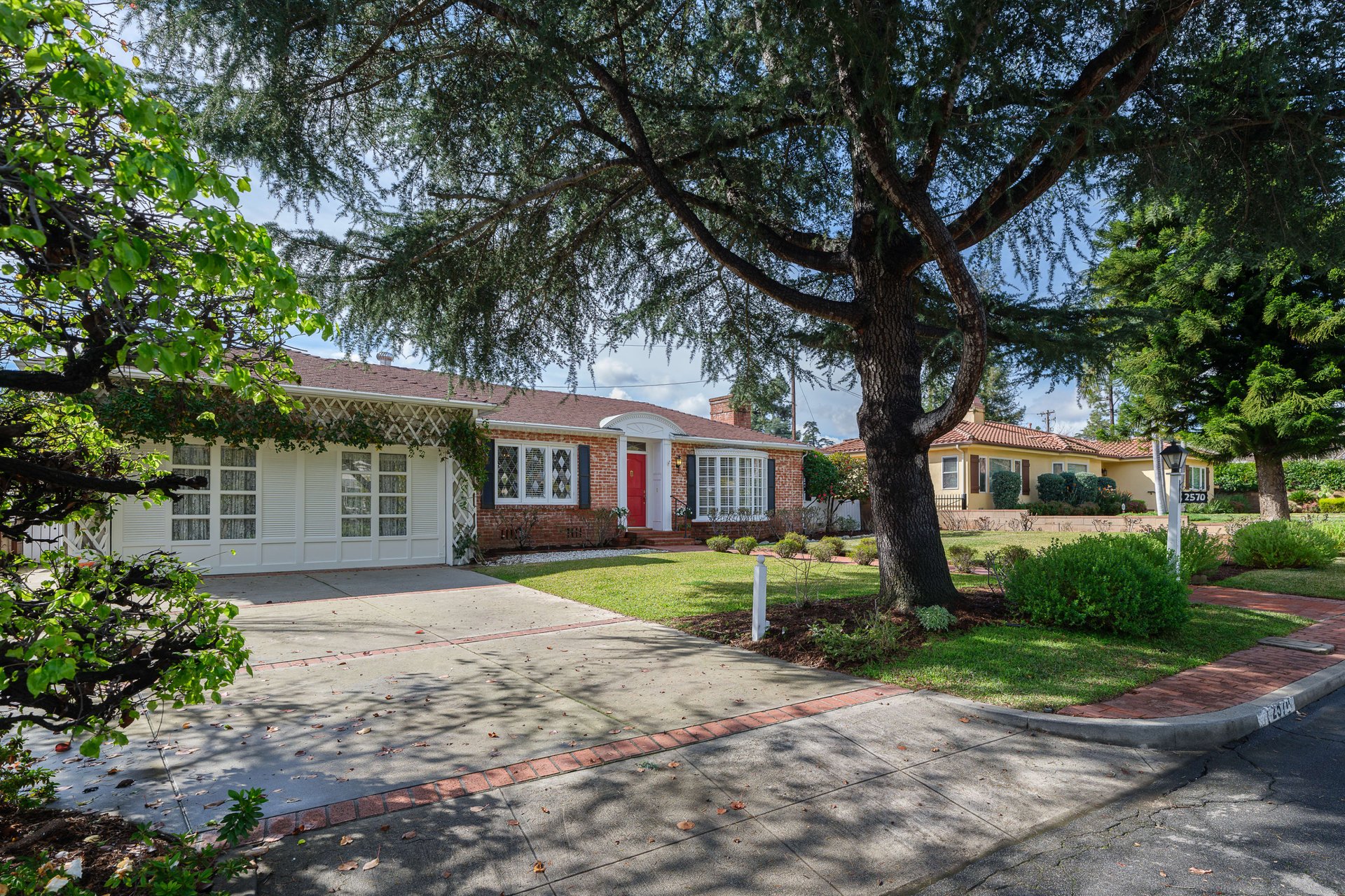 2570 Las Lunas Street