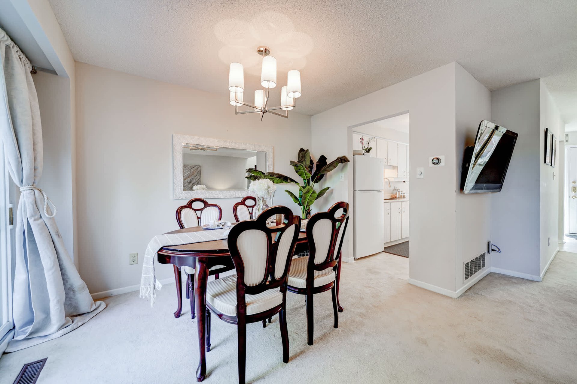 1087 Runnymead Cres