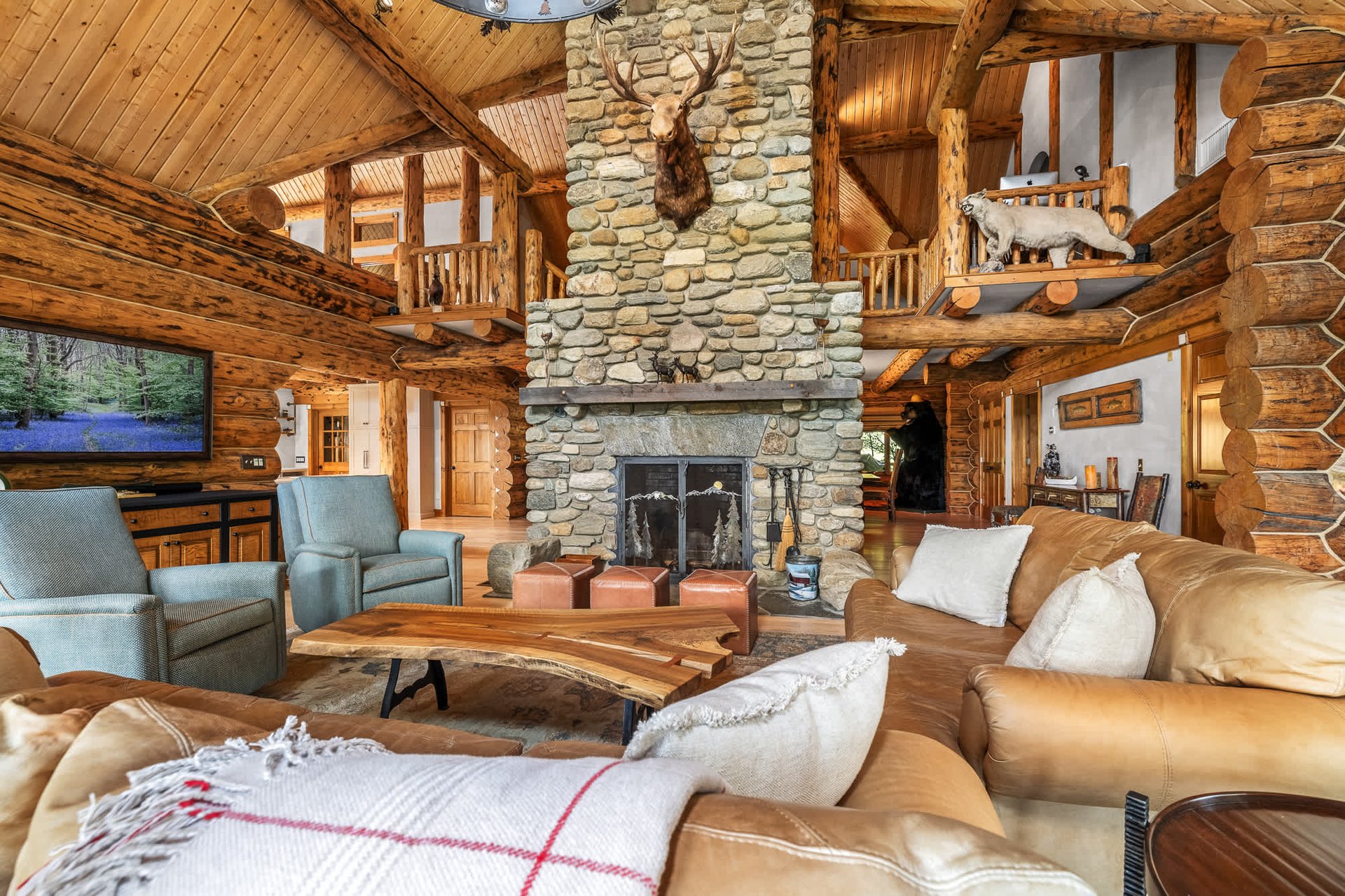 Exclusive Mountain Log Home - Monthly Rental Avail.