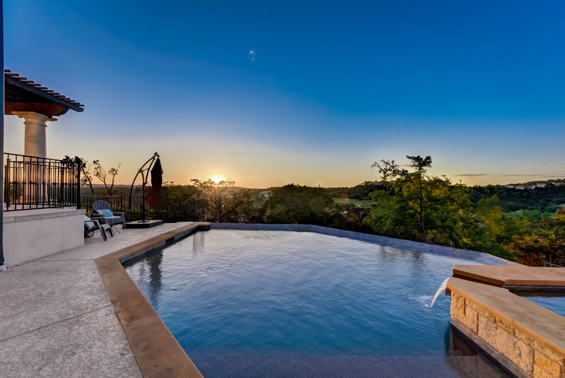 Hill Country Paradise: Luxurious 4/3 Home with Heated Pool/Spa and Spectacular Sunset Views in River Place!