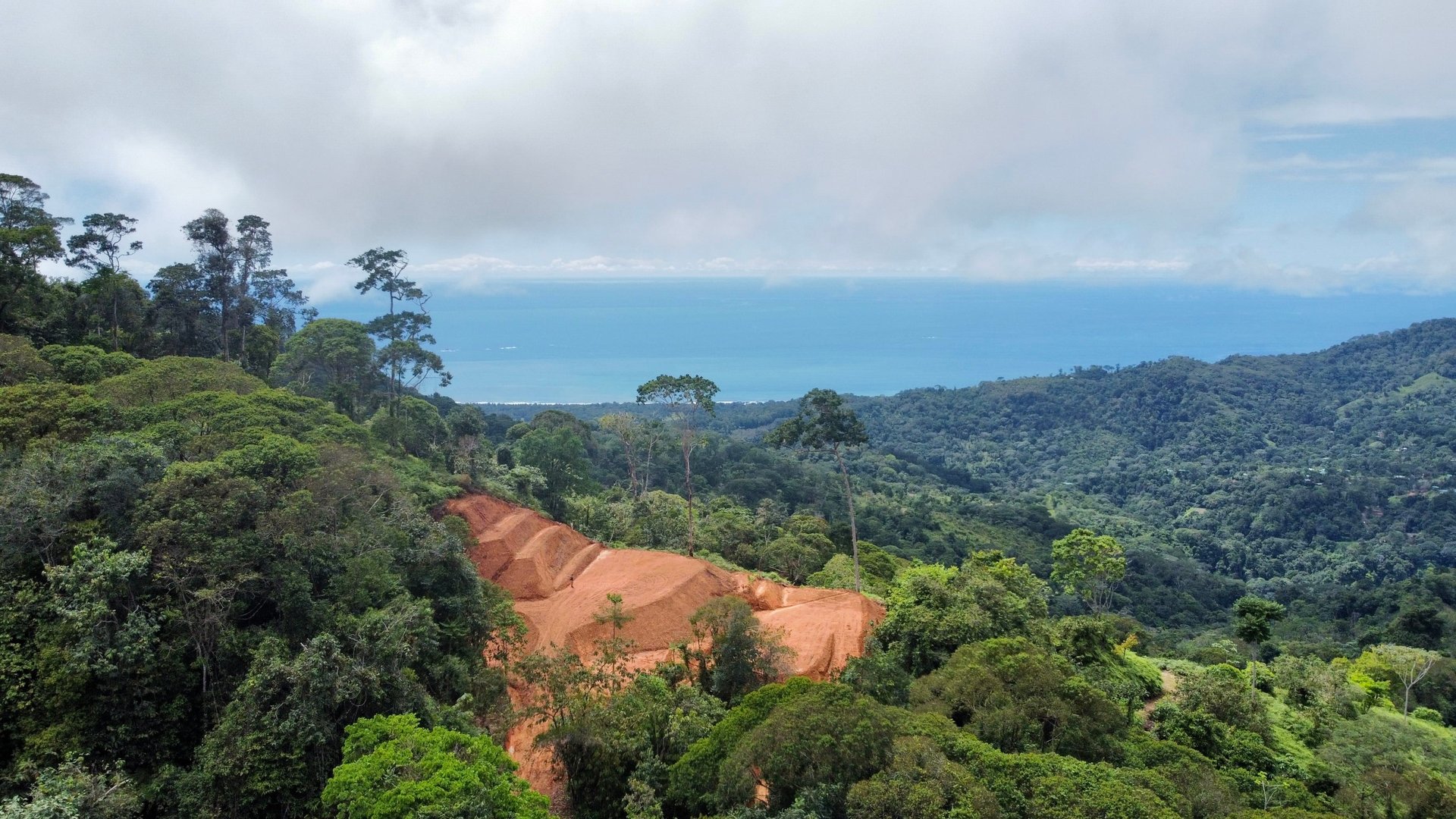 Ocean View Lots in the Exclusive Uvita Mountains. 