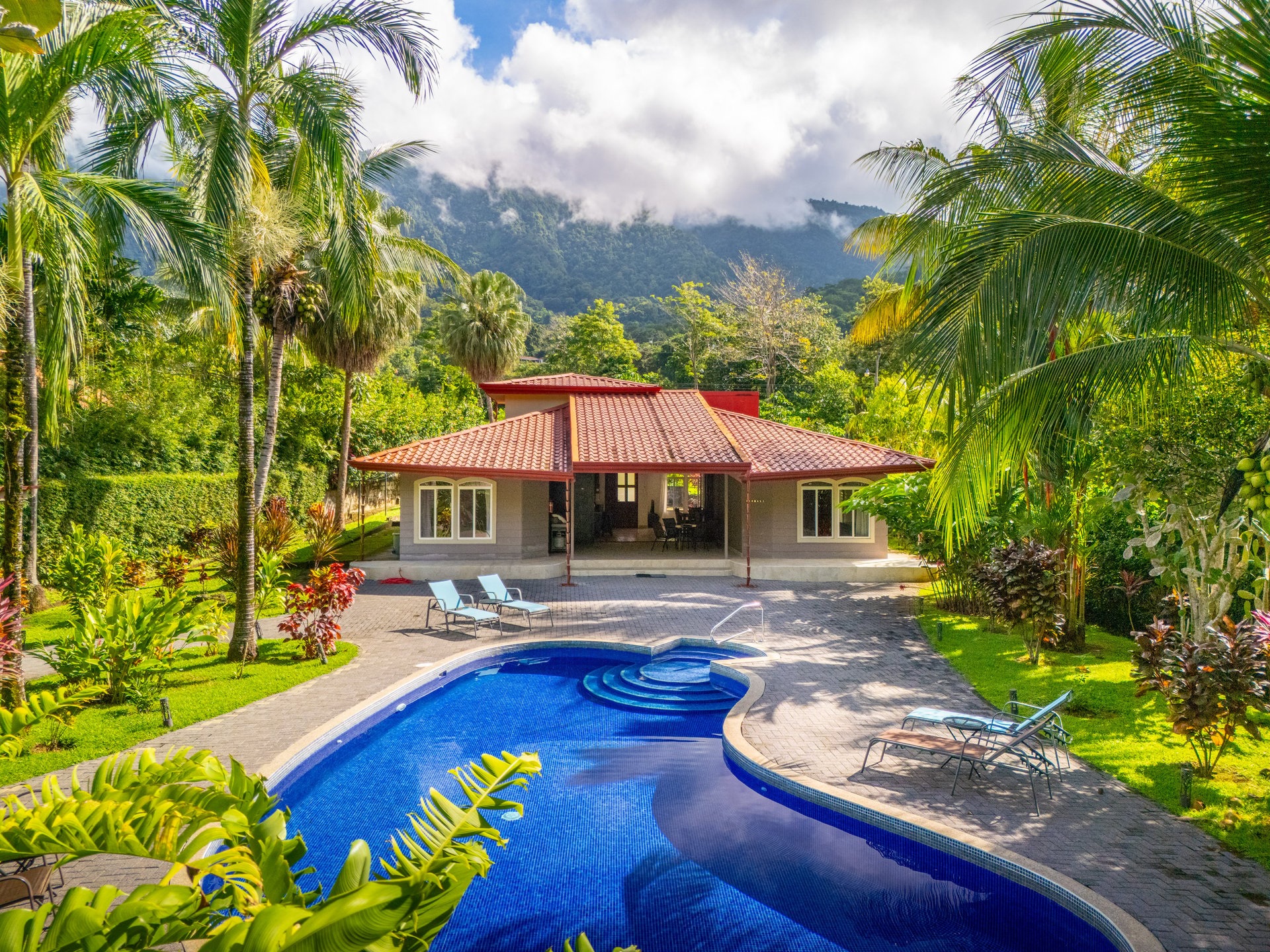 Casa Luna, 3bed /3bath Private Oasis, Convenient Location