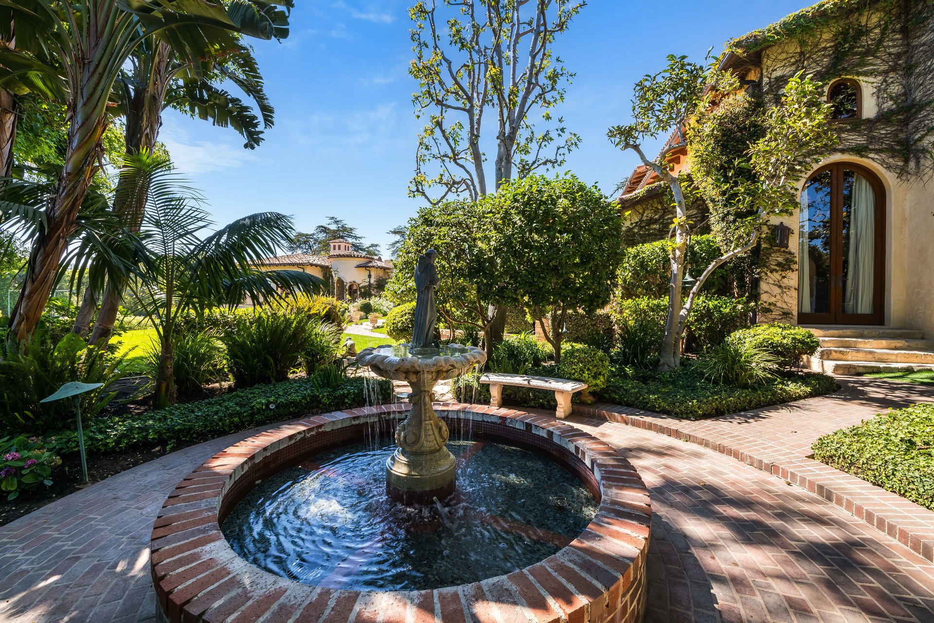 1550 Amalfi DR