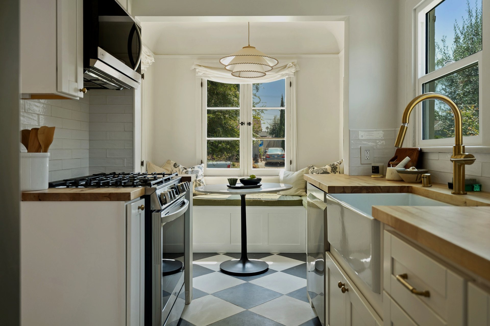 Re-imagined Quaint Country English with Guest House and Grand Rear Yard!
