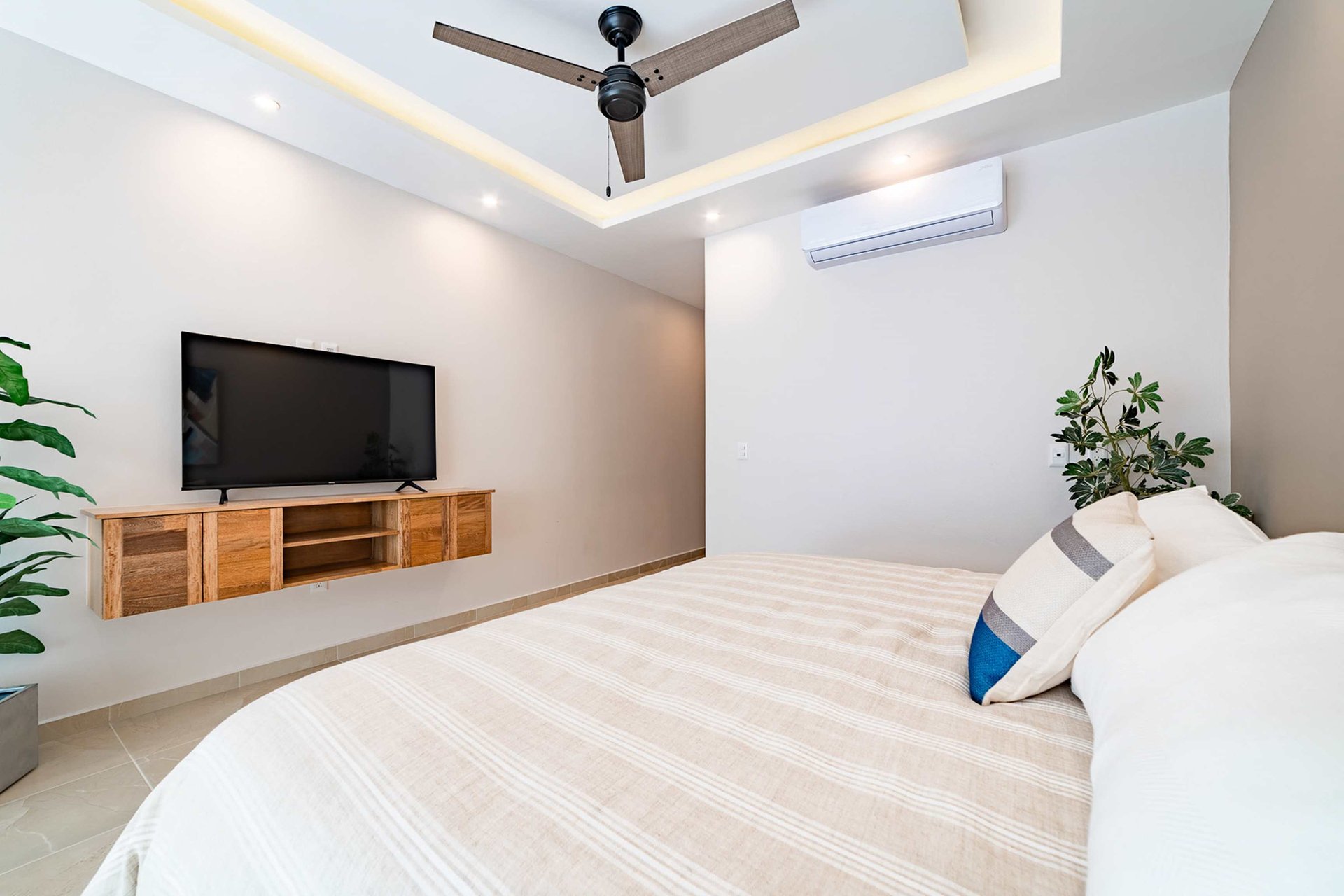 1 bedroom & 1 studio, Condo, Costta Plaza & Condos