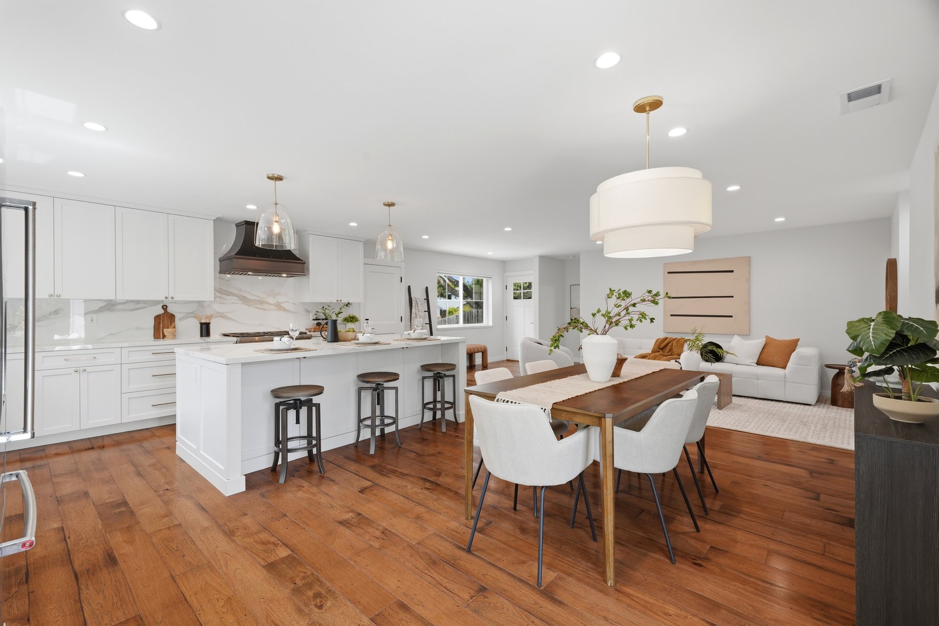 2133 Santa Cruz AVE