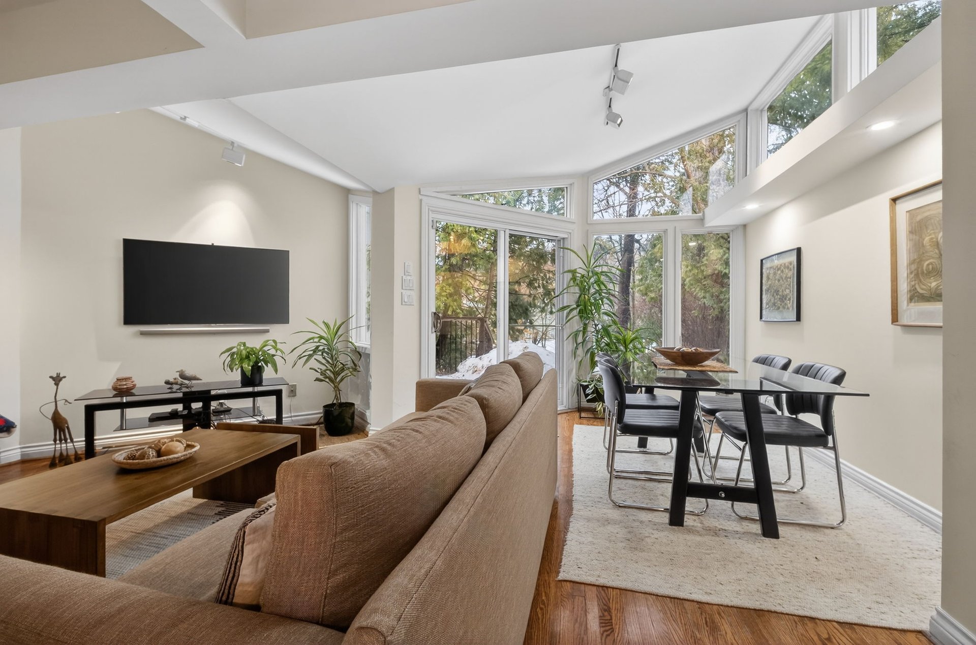 SOLD: Luxurious Country Living In The City