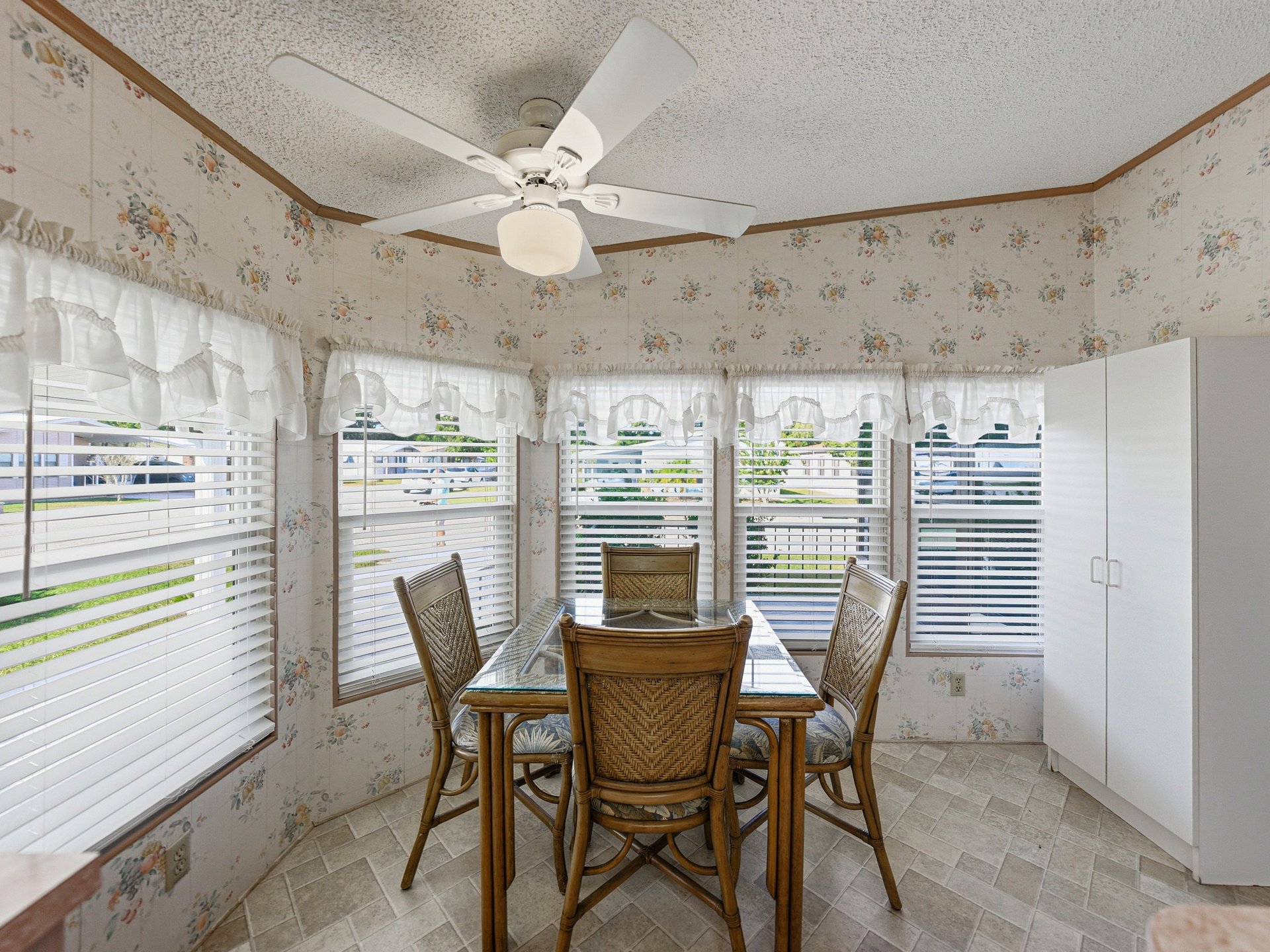 3822 DAMIAN DR