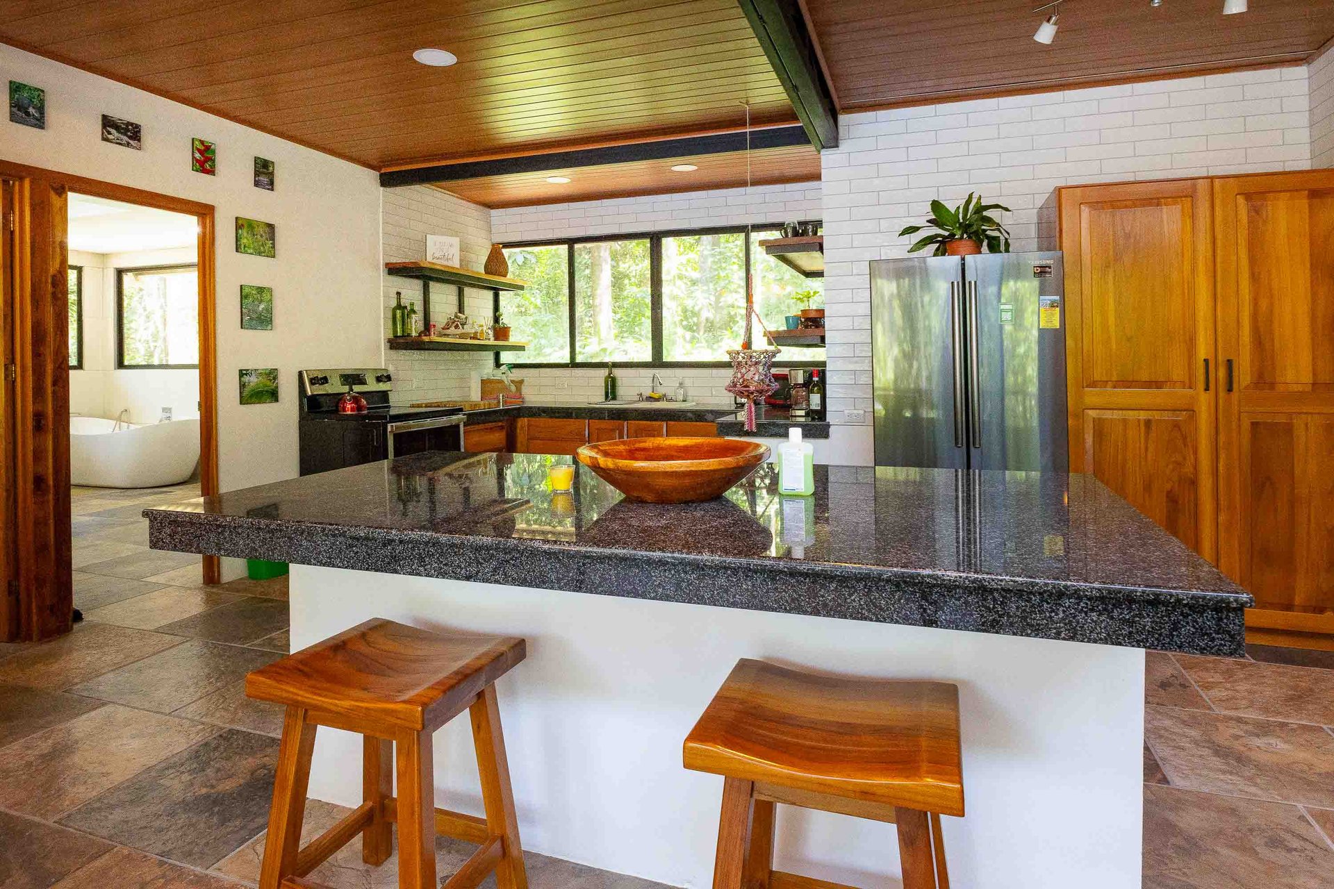 Tropical 3-bedroom home in gated community Manuel Antonio, Perfect rental!