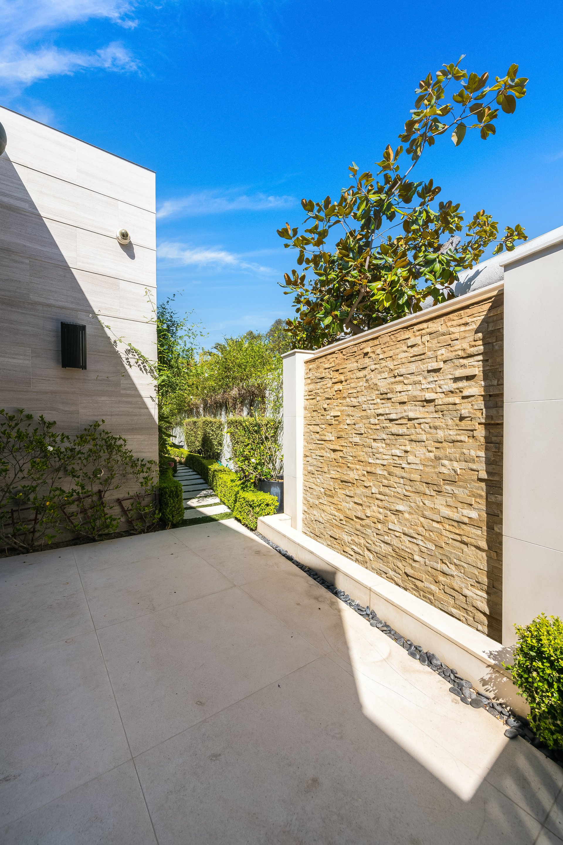 565 Evelyn Pl