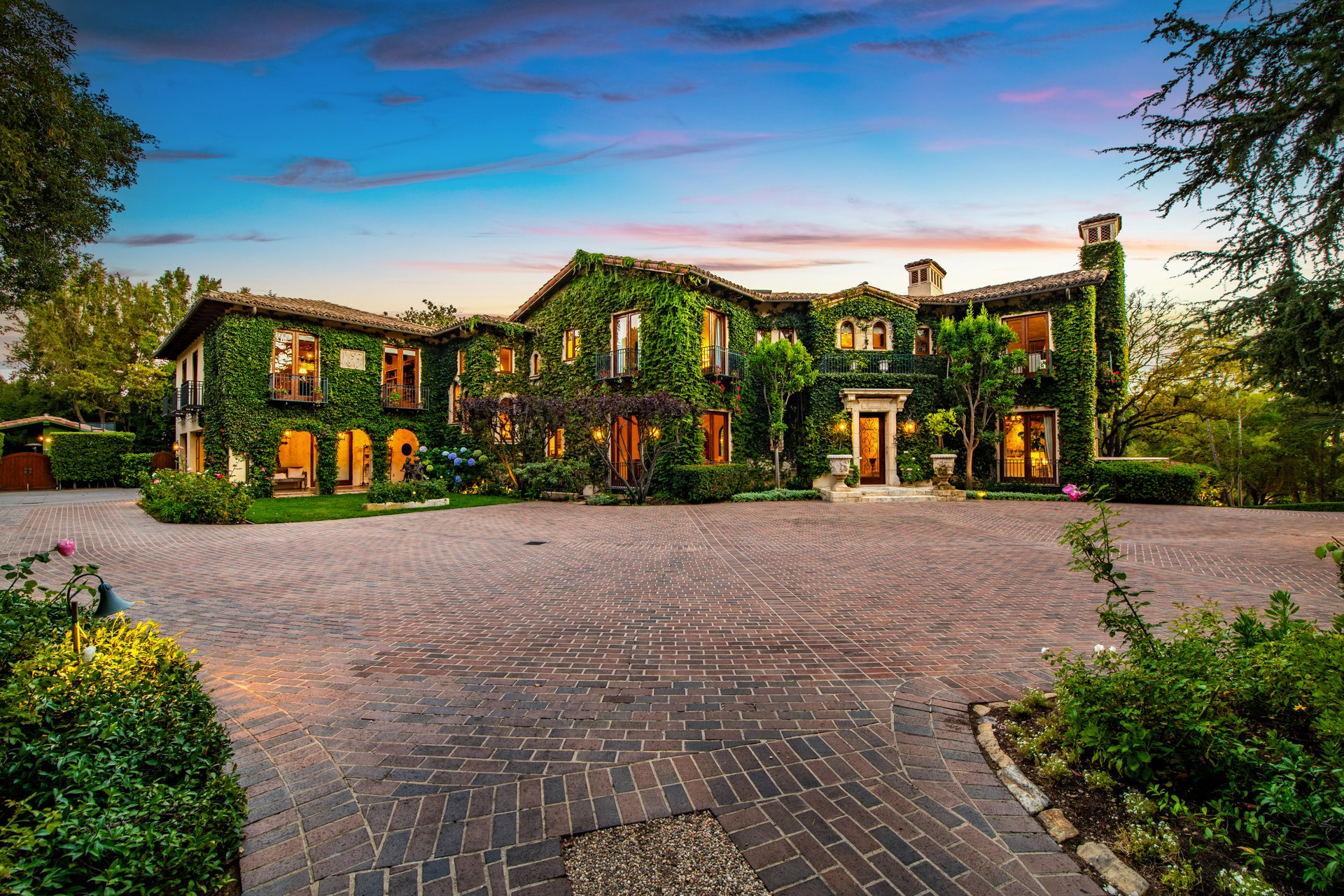 1550 Amalfi DR