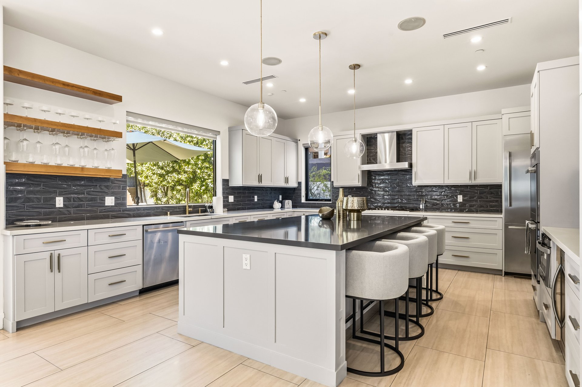 Hesperia Ave, 91316
