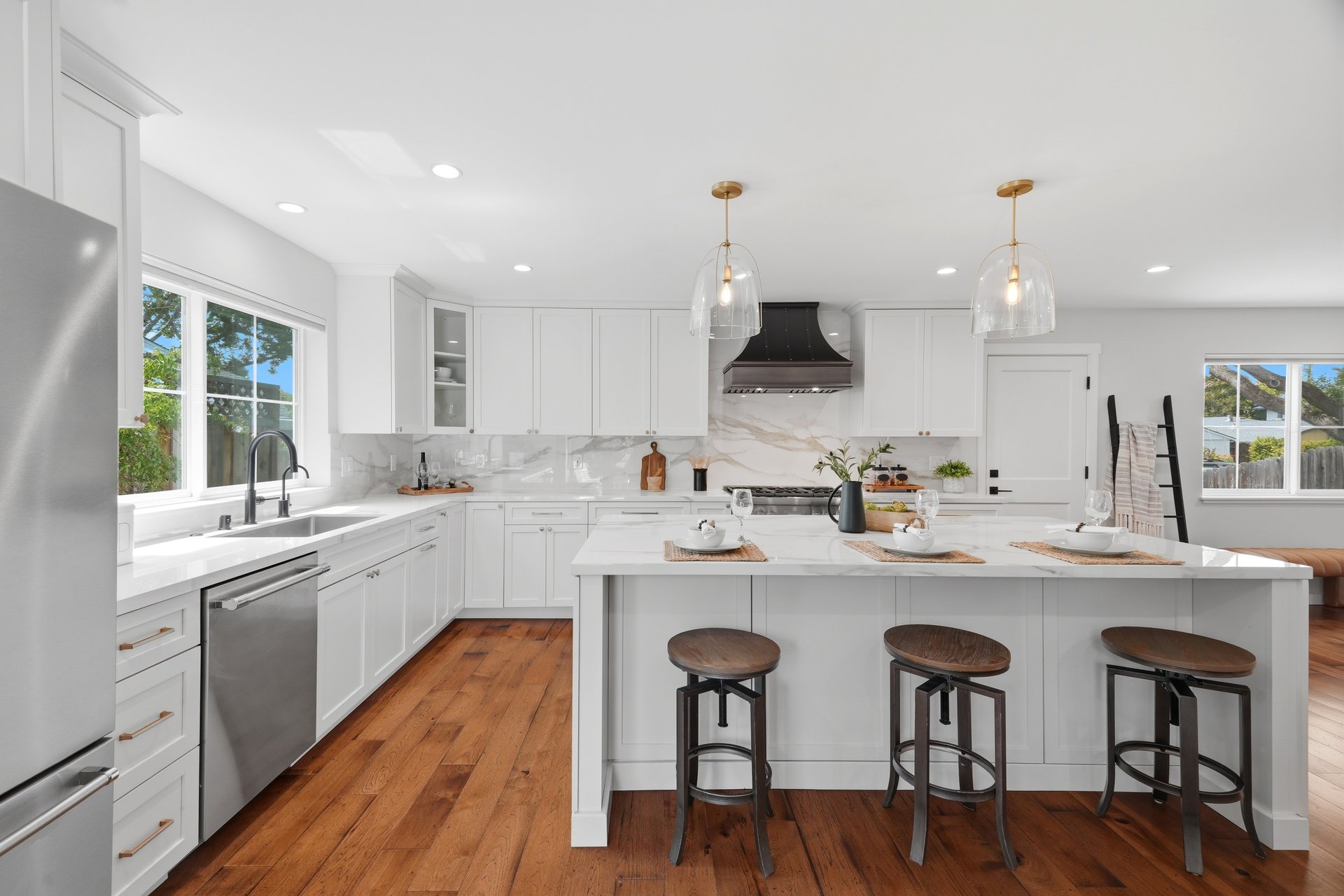 2133 Santa Cruz AVE
