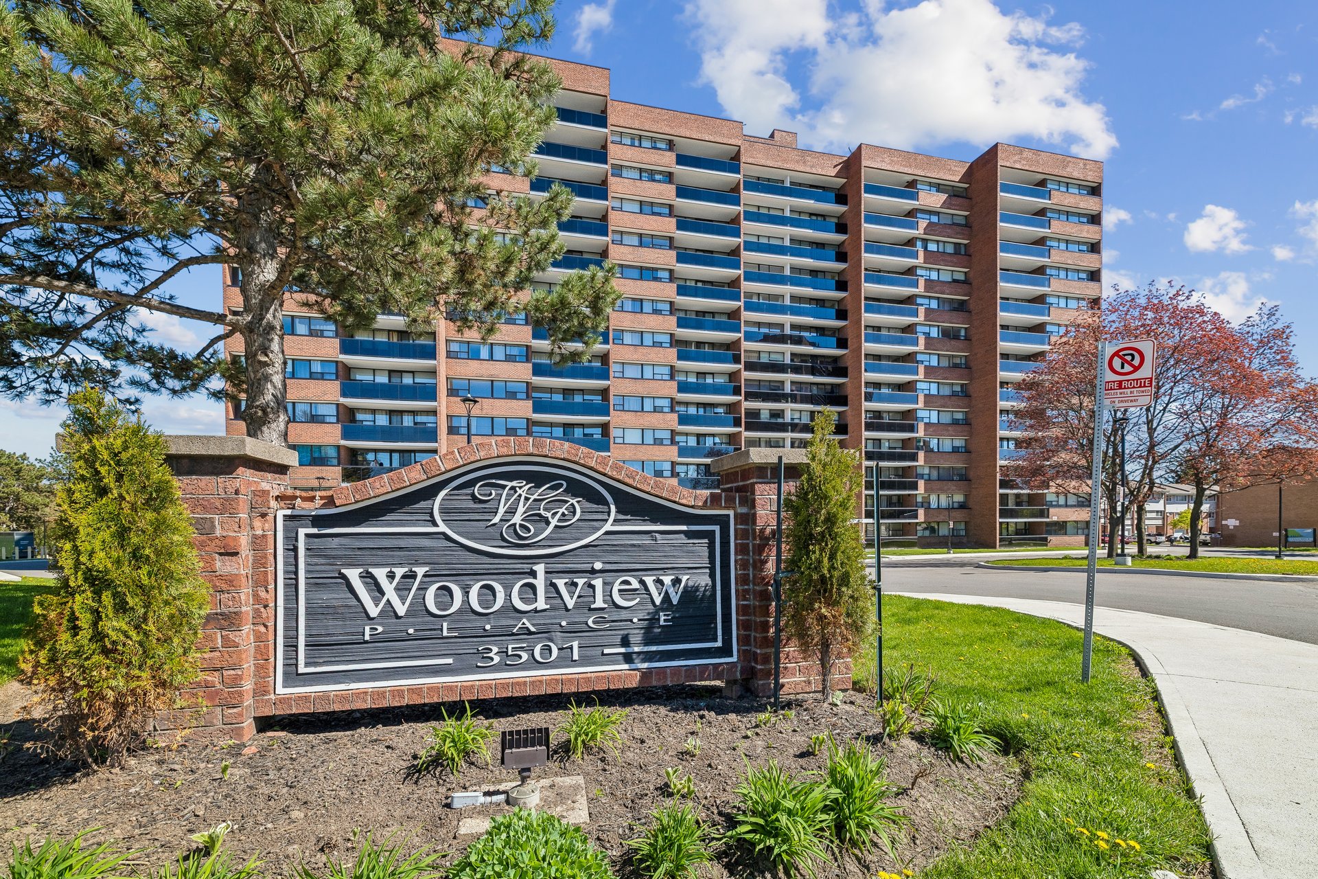 Bright and spacious studio apartment in great location
