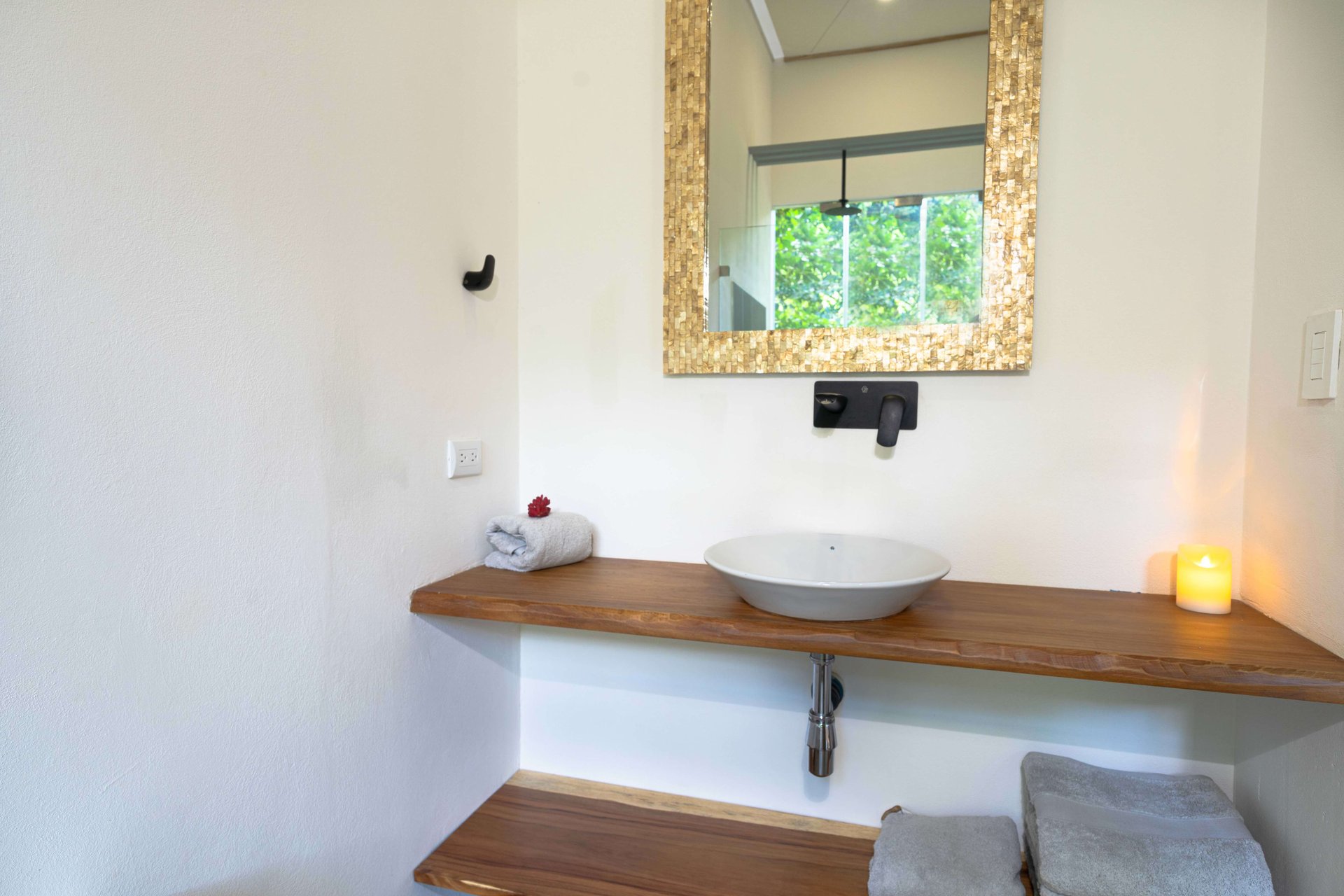 Casa Bromelia Brand-New 4 bed/4bath Modern Tropical Elegance North of Dominical